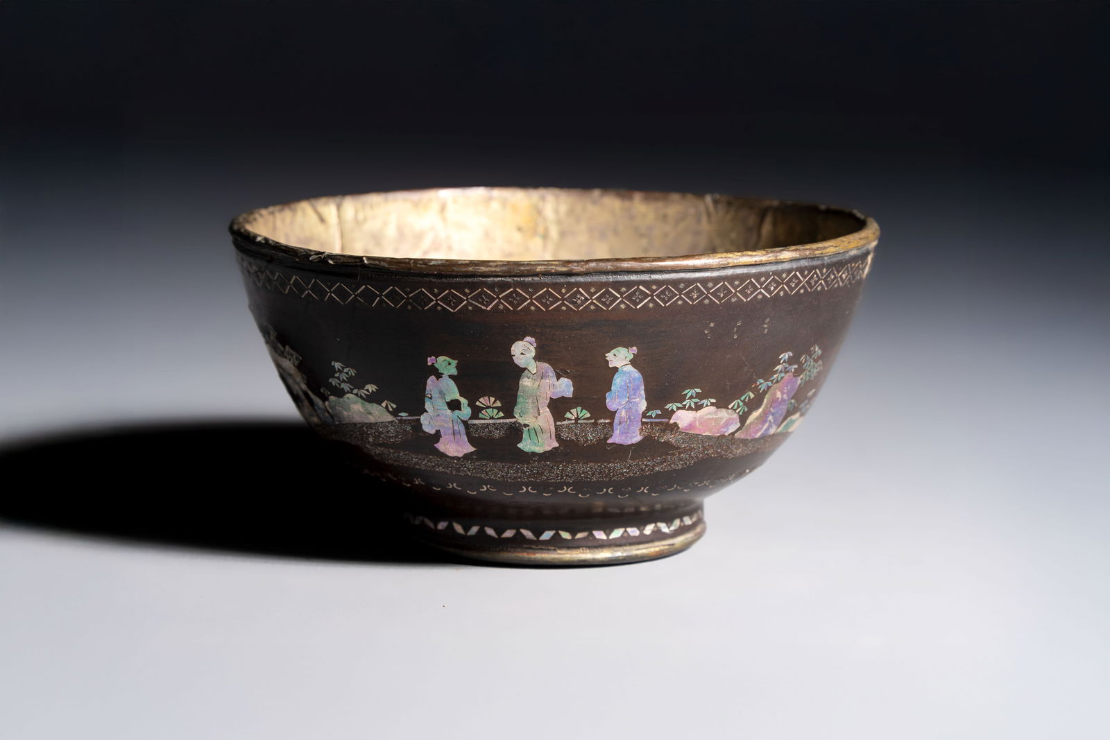 A Chinese silver-lined laque burgauté bowl with figural design, Kangxi (1 of 7)
