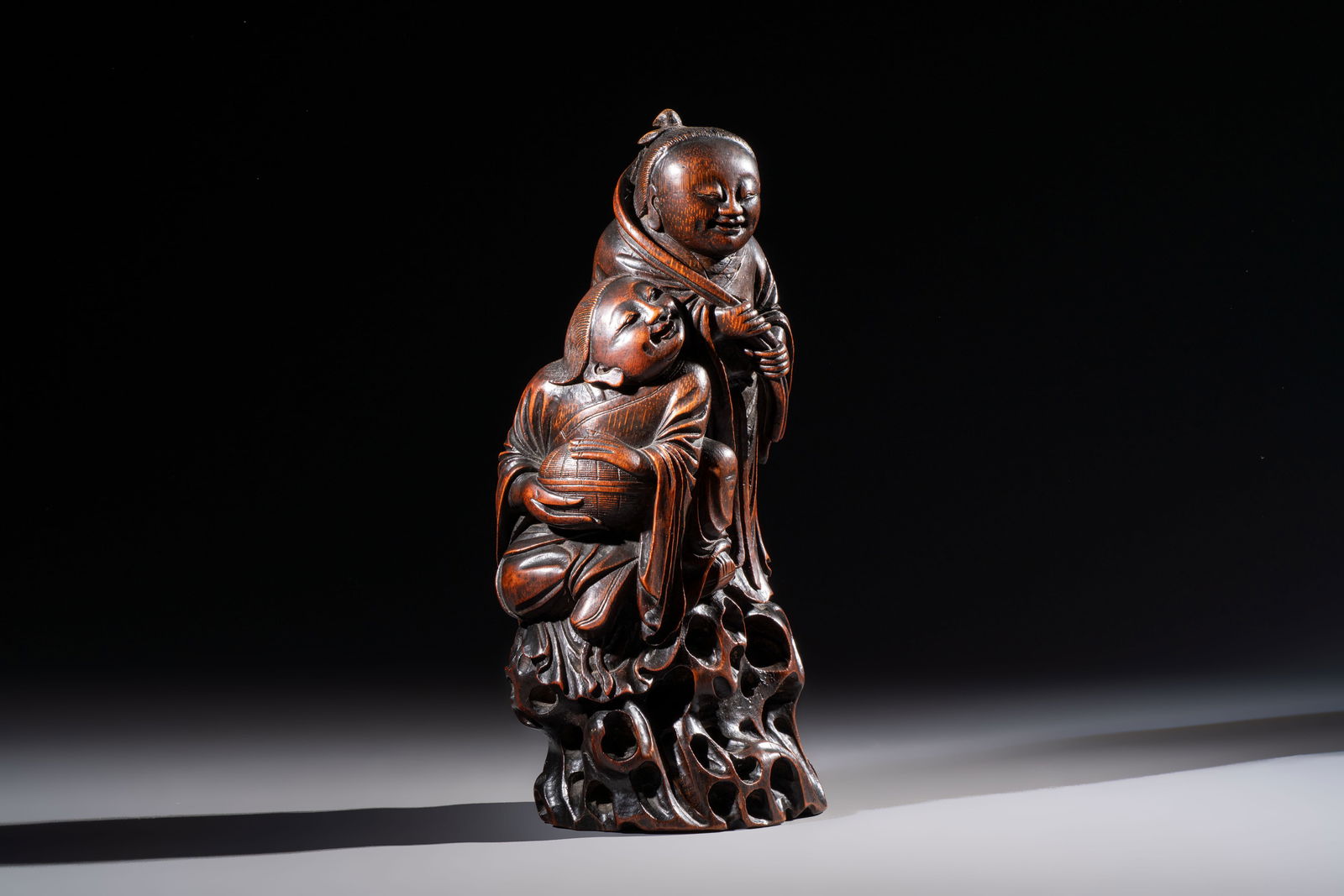 A large Chinese carved bamboo 'Hehe Erxian' group, 18th C.: A large Chinese carved bamboo 'Hehe Erxian' group, 18th C. H.: 32,5 cm