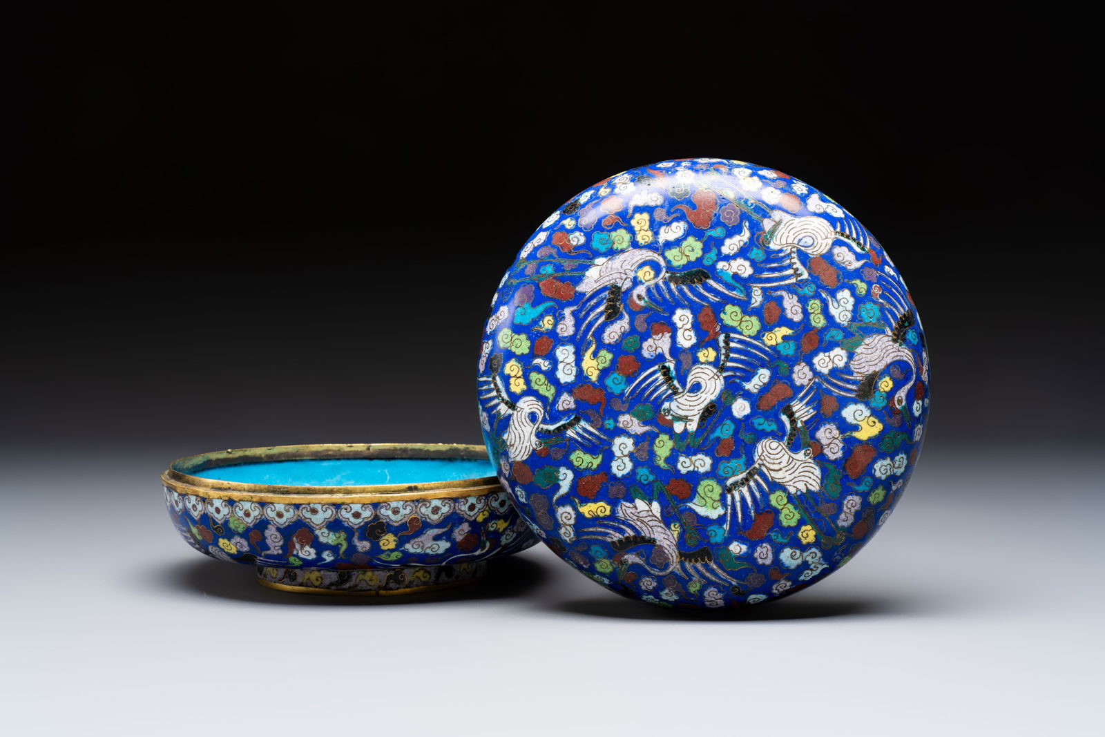 A Chinese cloisonné 'Cranes' box and cover, 19th C. (1 of 6)