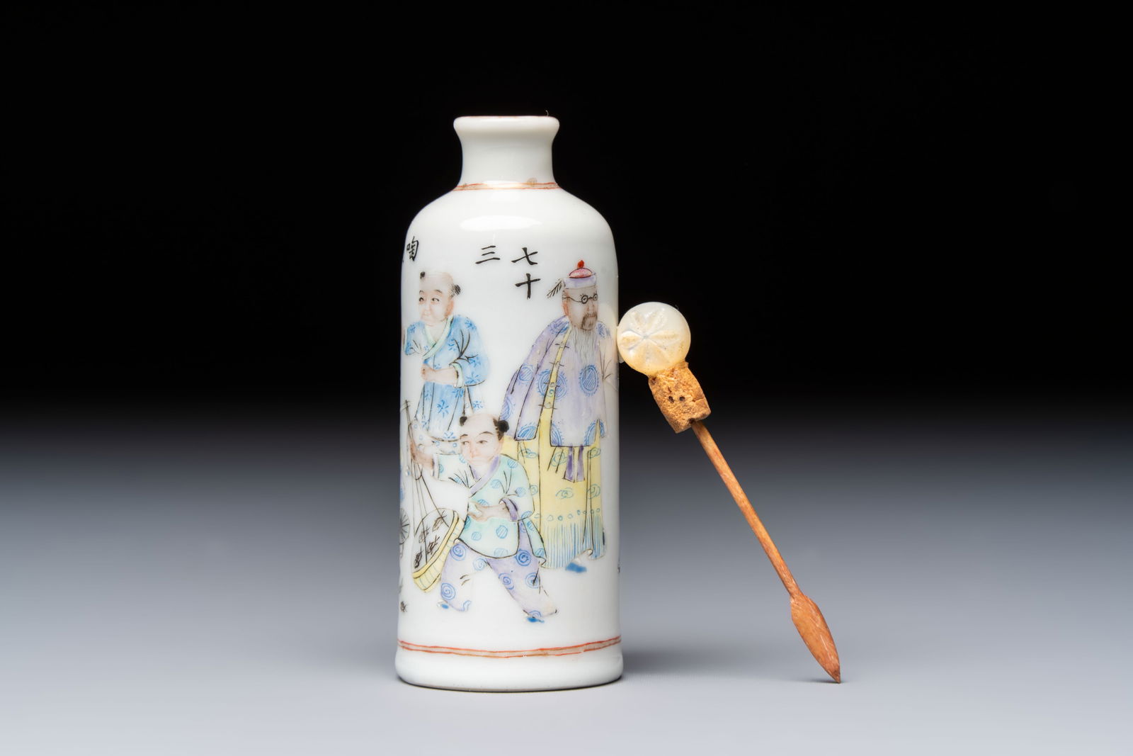 A Chinese famille rose inscribed snuff bottle with figural design, Yiyang Tangzhi mark, 19/20th C. (1 of 7)