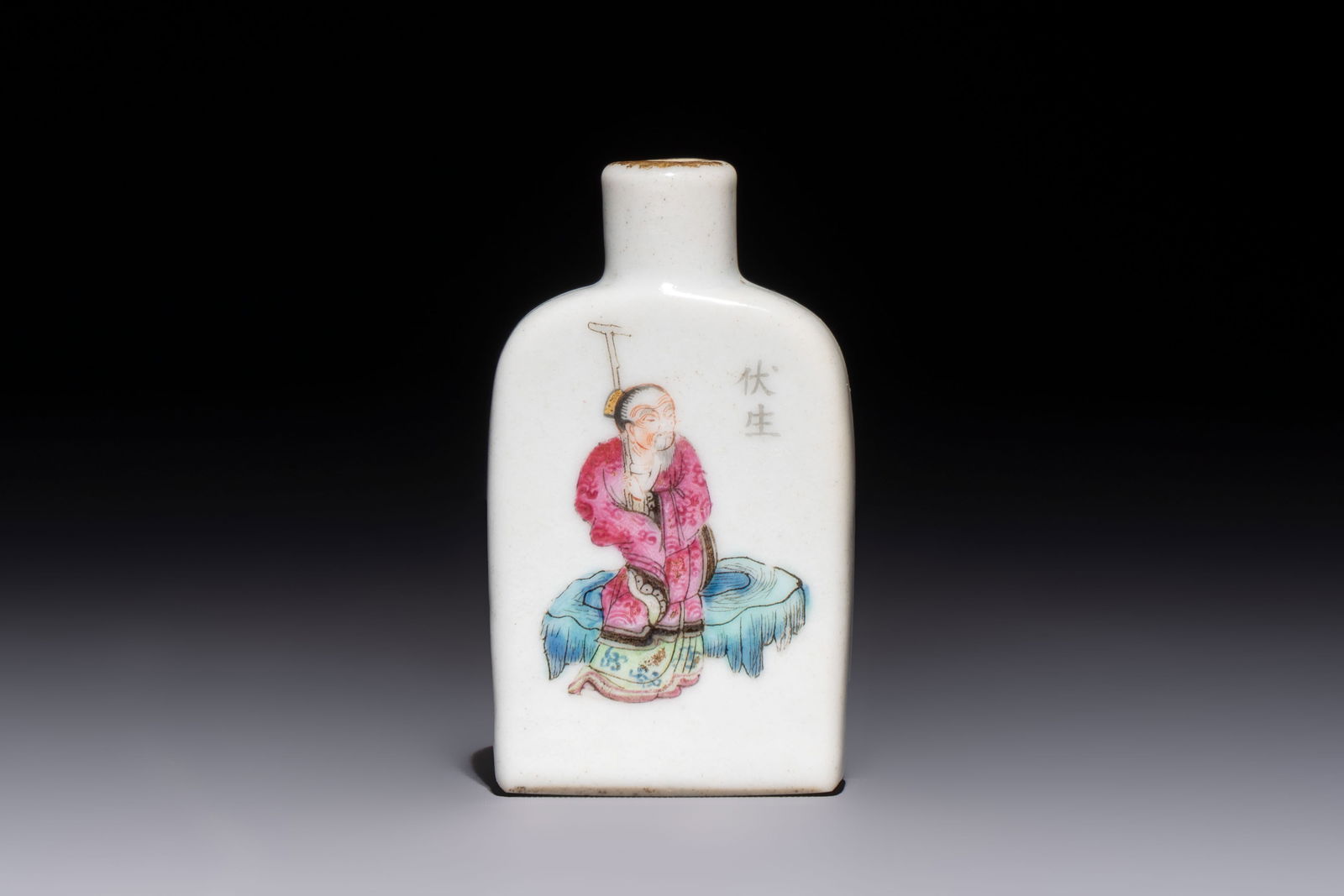 A Chinese famille rose 'Wu Shuang Pu' snuff bottle, Daoguang mark, 19th C.: A Chinese famille rose 'Wu Shuang Pu' snuff bottle, Daoguang mark, 19th C. H.: 6,6 cm