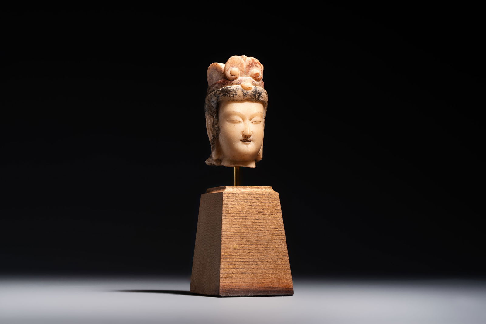 A rare Chinese polychrome carved white marble head of a Bodhisattva on a stand, Northern Qi: A rare Chinese polychrome carved white marble head of a Bodhisattva on a stand, Northern Qi H.: 16 cm (incl. stand) Dim.: 4 x 4,4 x 7,5 cm (the head) Ref.: Bonhams, London, Nov. 08, 2018, lot 31, for