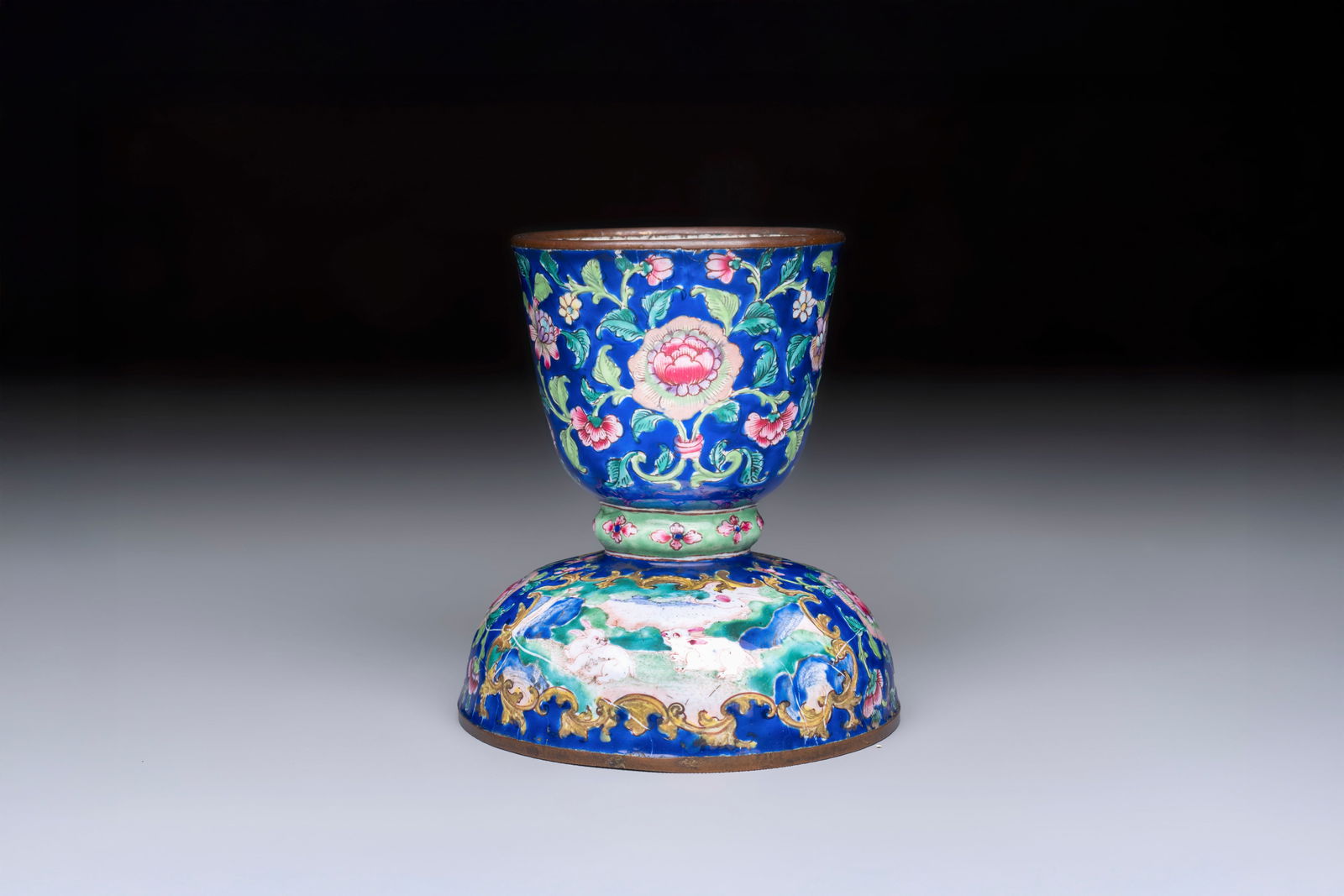 A fine Chinese Canton enamel blue-ground vase with two bunnies, Qianlong: A fine Chinese Canton enamel blue-ground vase with two bunnies, Qianlong H.: 8,2 cm