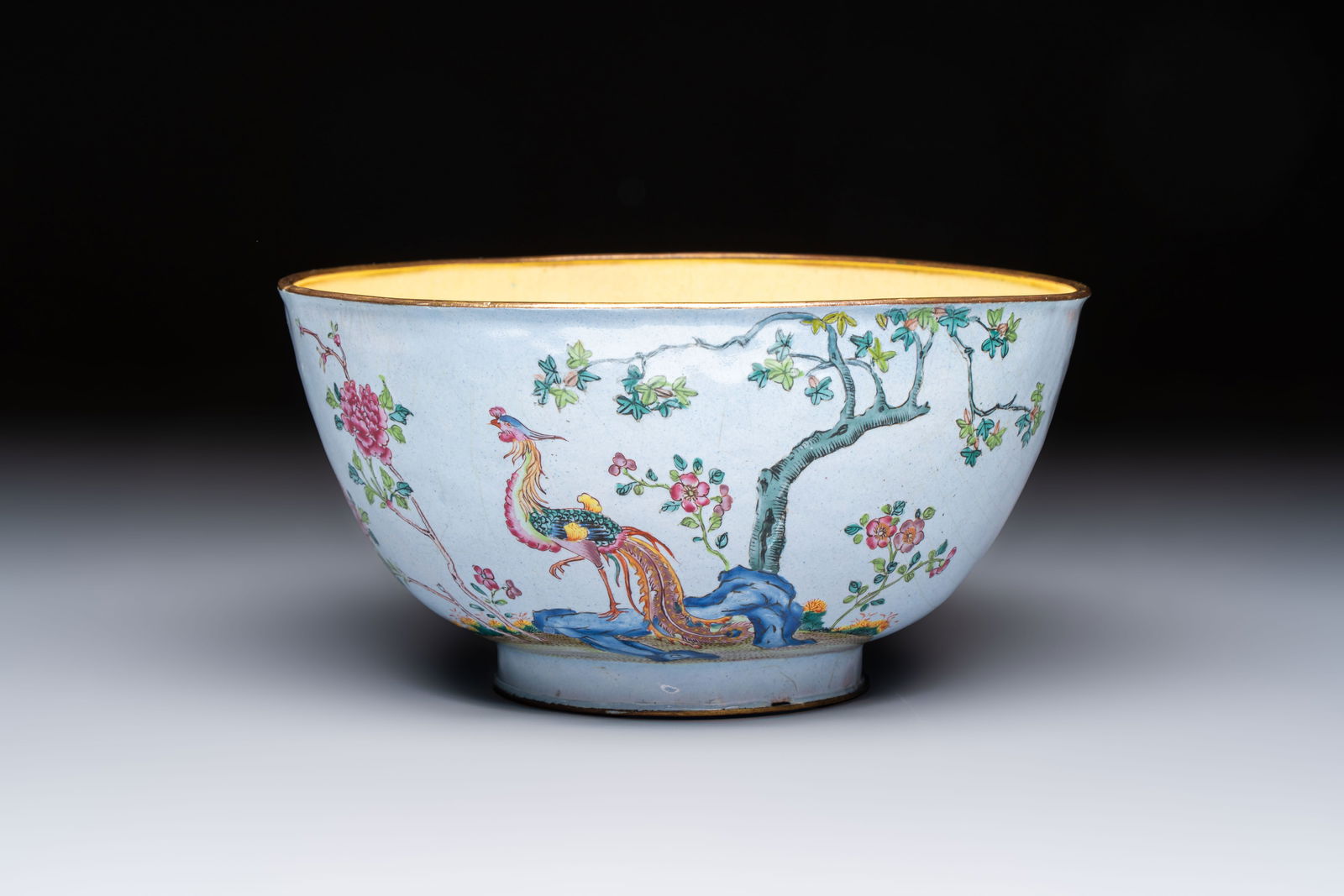 A Chinese Canton enamel 'Phoenix' bowl, Wan Yanchang Zhi mark, 18th C.: A Chinese Canton enamel 'Phoenix' bowl, Wan Yanchang Zhi mark, 18th C. Dia.: 19,5 cm - H.: 10 cm