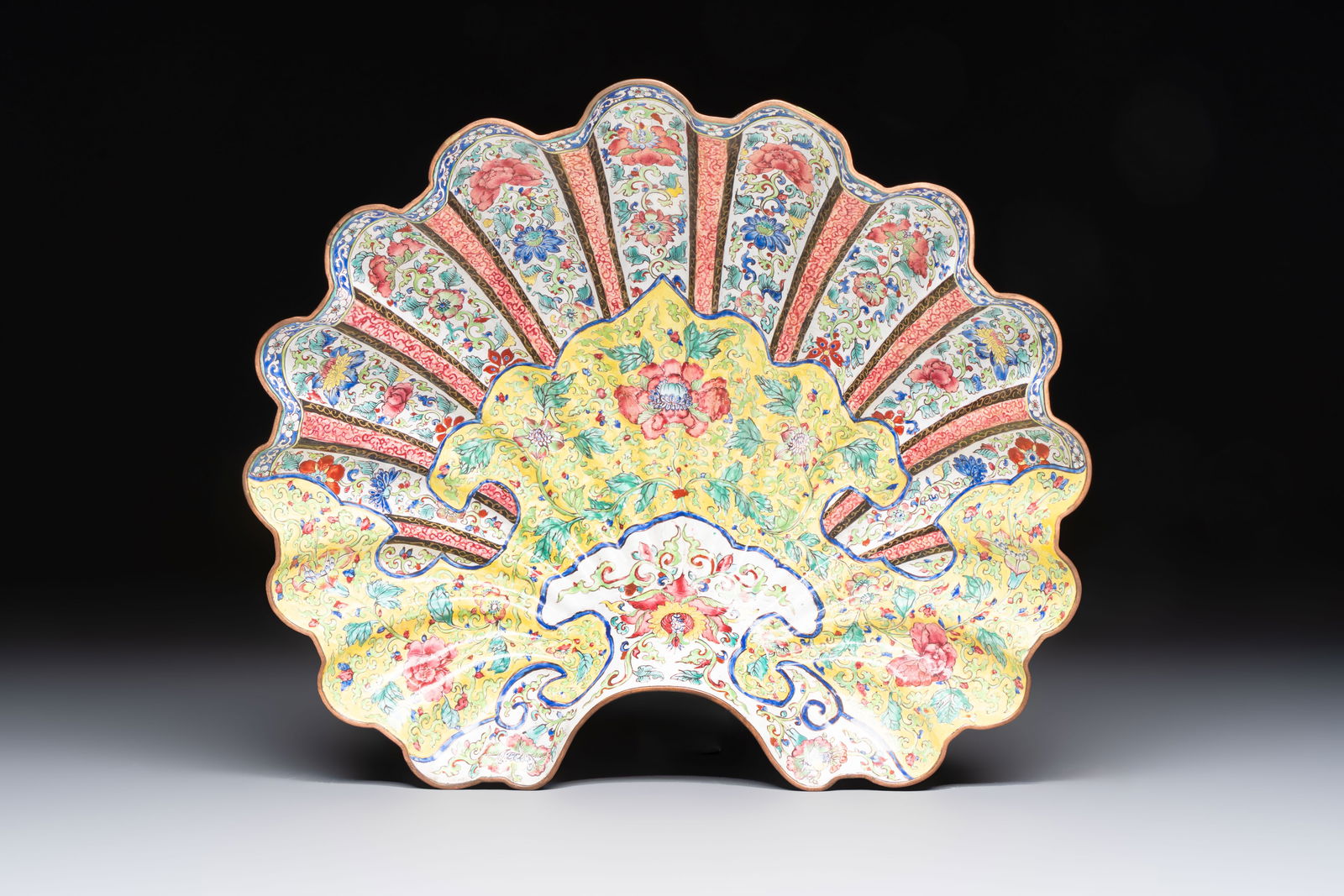 A Chinese Canton enamel shell-shaped basin with floral design, Yongzheng/Qianlong (1 of 3)
