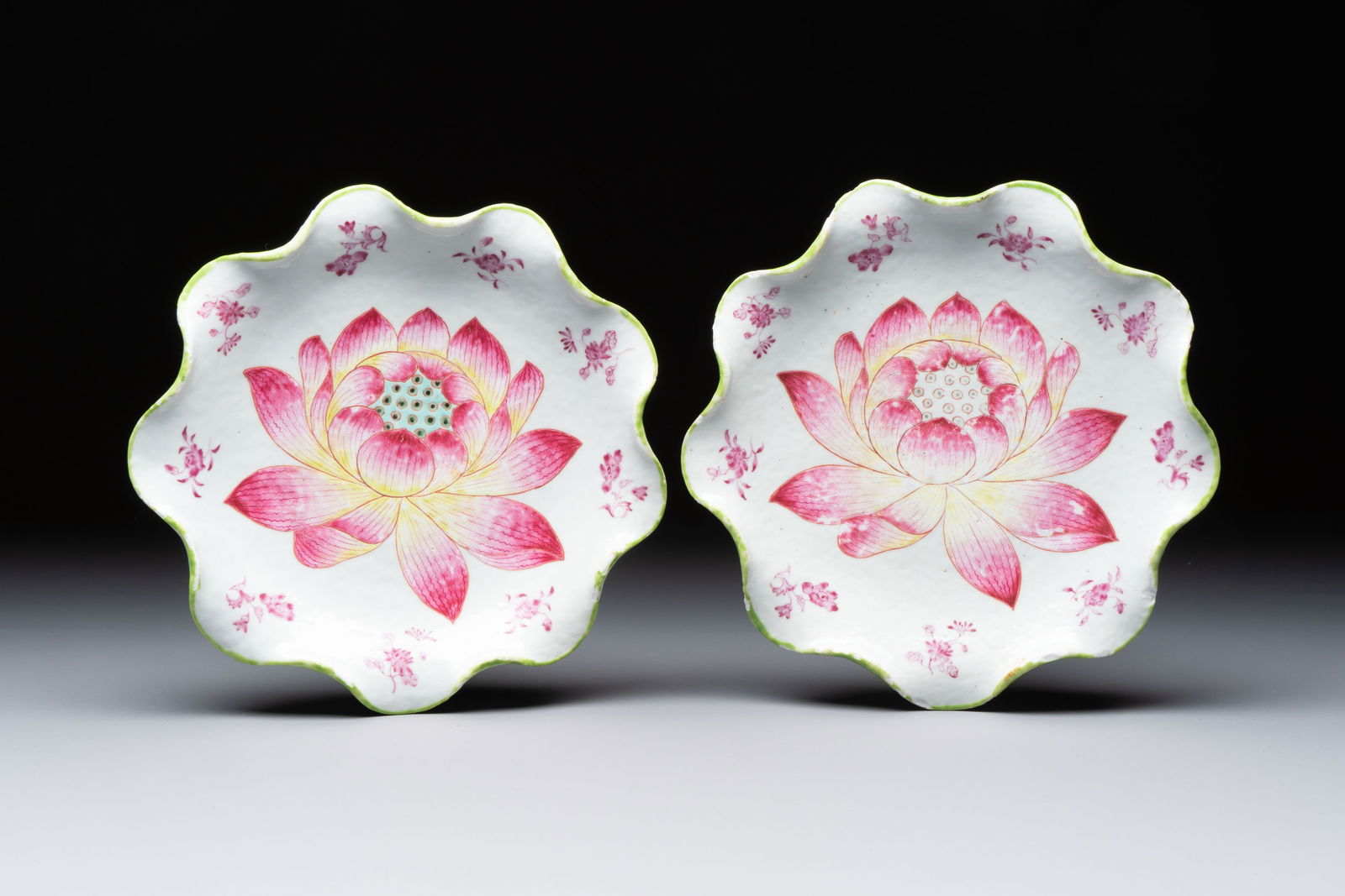A rare pair of Chinese famille rose 'Lotus' plates, Qianlong: A rare pair of Chinese famille rose 'Lotus' plates, Qianlong Dia.: ca. 22 cm
