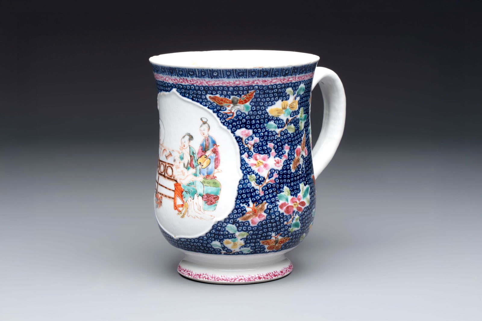 A Chinese Canton famille rose tankard with figural design, Qianlong (1 of 7)