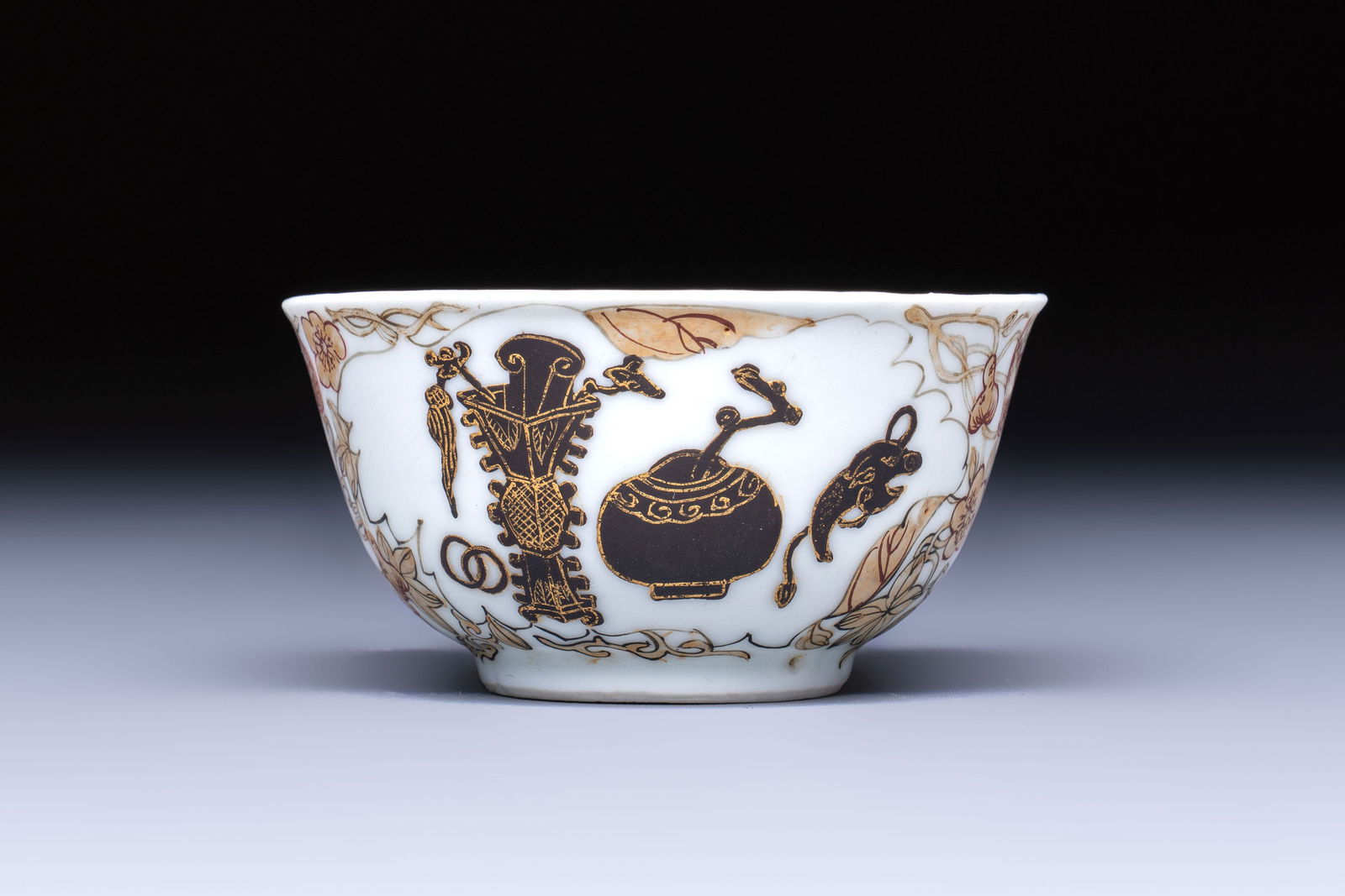 A Chinese gilt-decorated black-enamelled 'Antiquities' cup, Yongzheng/Qianlong (1 of 7)