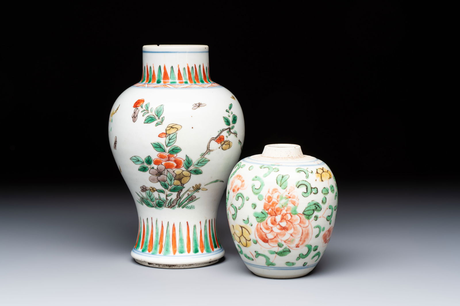 A Chinese wucai 'Poem' vase and a 'Peony scroll' jar, signed Hui An, Kangxi: A Chinese wucai 'Poem' vase and a 'Peony scroll' jar, signed Hui An, Kangxi H.: 17,5 cm (the tallest) H.: 10 cm (the smallest) The vase is inscribed with a poem reading: 'Leaning beyond the balustrade