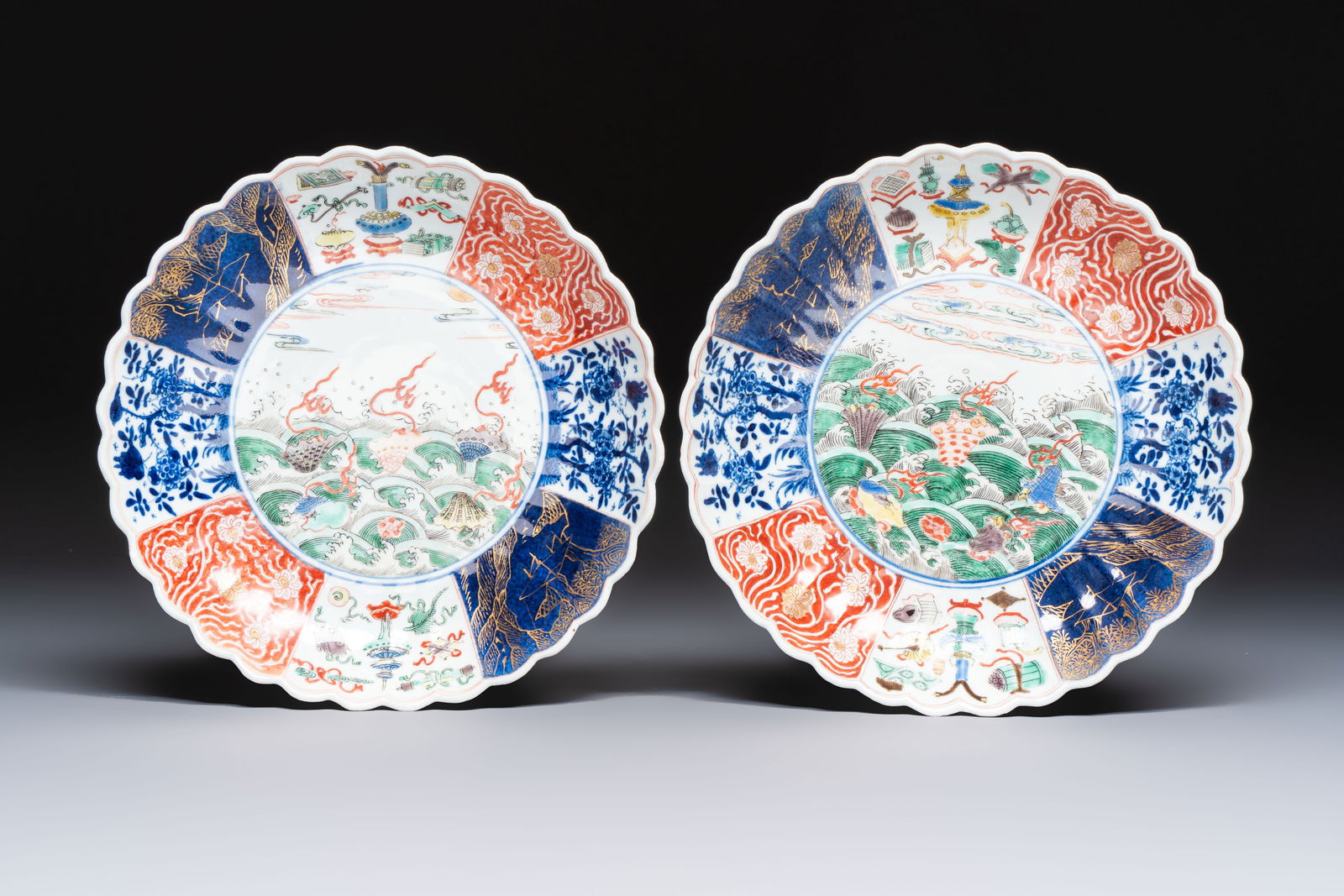 A pair of Chinese famille verte 'Sea Creatures' lobed plates, Kangxi: A pair of Chinese famille verte 'Sea Creatures' lobed plates, Kangxi Dia.: 24,3 cm