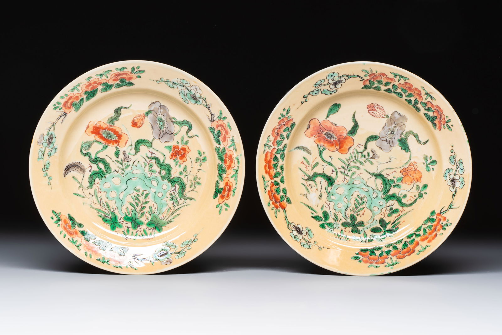 A pair of Chinese famille verte café-au-lait-ground plates with floral design, lotus mark, Kangxi (1 of 2)