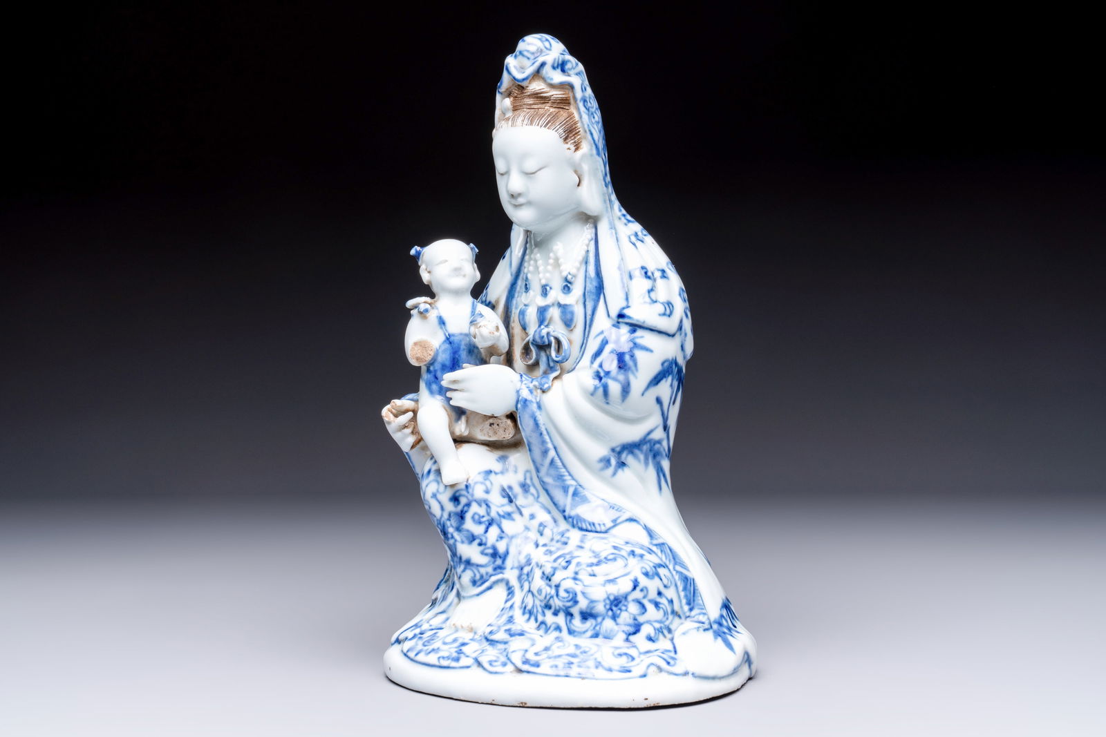 A Chinese blue and white 'Guanyin and child' group, Qianlong: A Chinese blue and white 'Guanyin and child' group, Qianlong H.: 23,5 cm