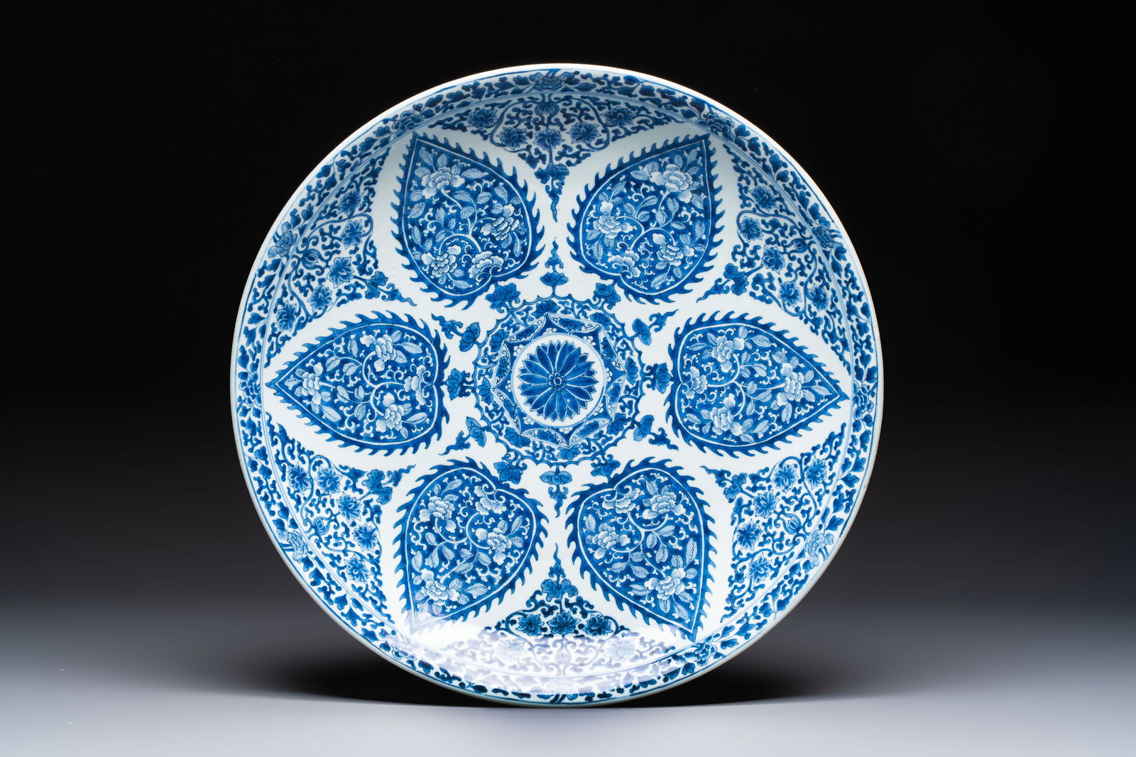 A rare large Chinese blue and white dish with floral design for the Thai or Hindu market, lingzhi (1 of 2)