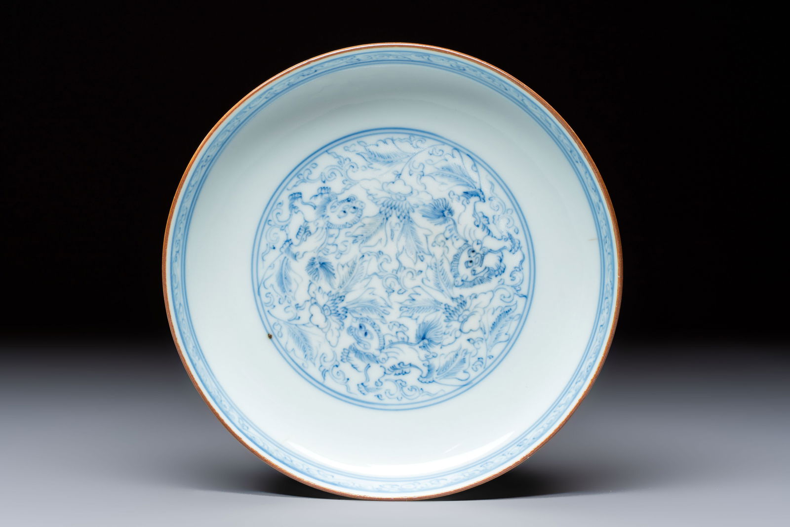 A Chinese blue and white pencil-style 'Buddhist Lions' plate, Chenghua mark, Shunzhi/Kangxi: A Chinese blue and white pencil-style 'Buddhist Lions' plate, Chenghua mark, Shunzhi/Kangxi Dia.: 16,7 cm - H.: 4 cm