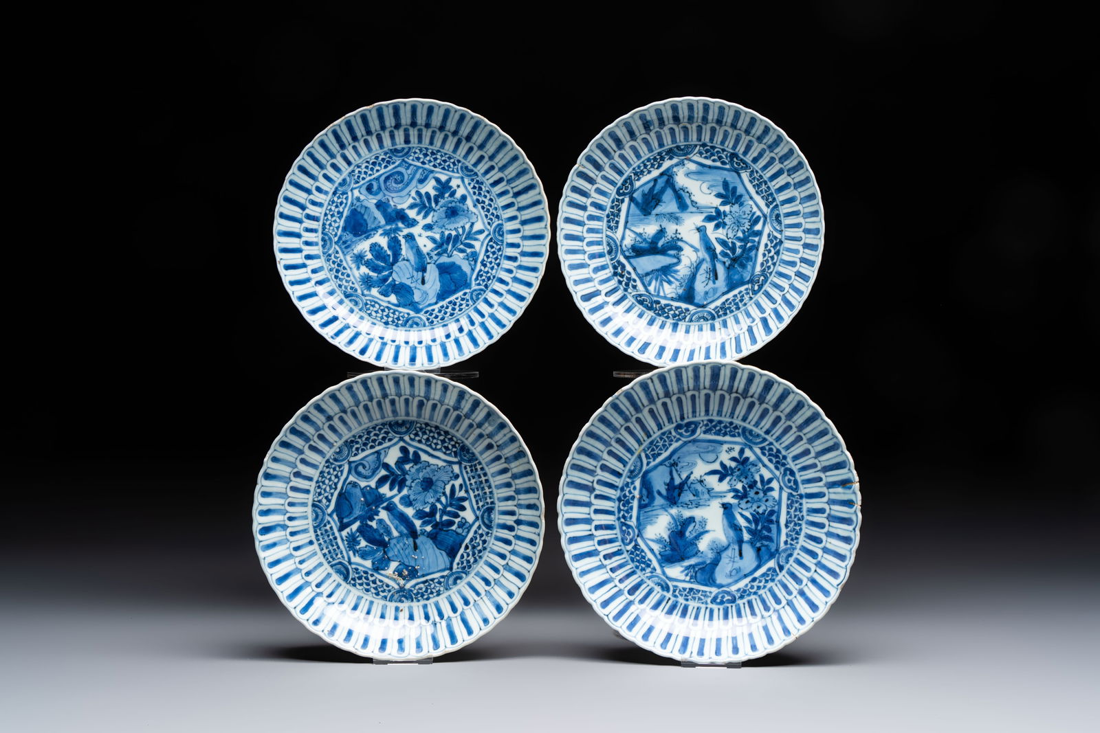 Four Chinese 'Kraak' blue and white plates with a bird on a rock, Wanli (1 of 5)