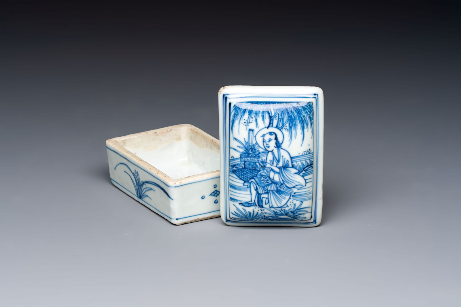 A fine Chinese blue and white rectangular seal paste box and cover, Ming (1 of 7)