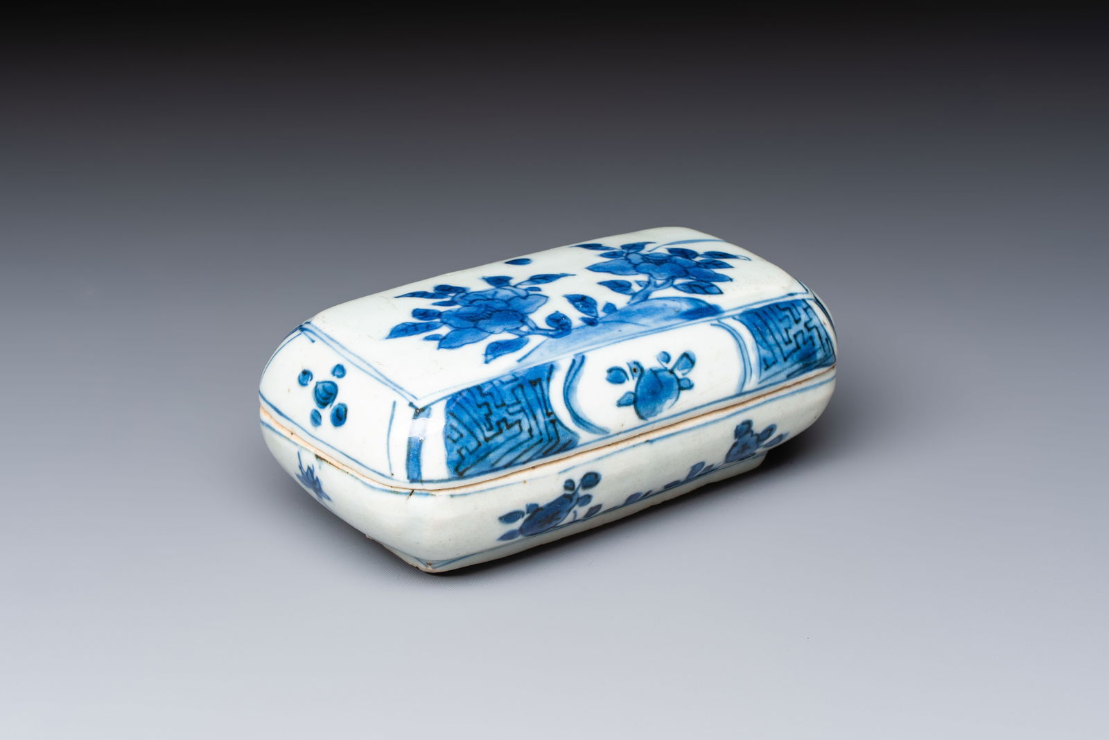 A Chinese blue and white betel nut box and cover with floral design, Wanli (1 of 9)