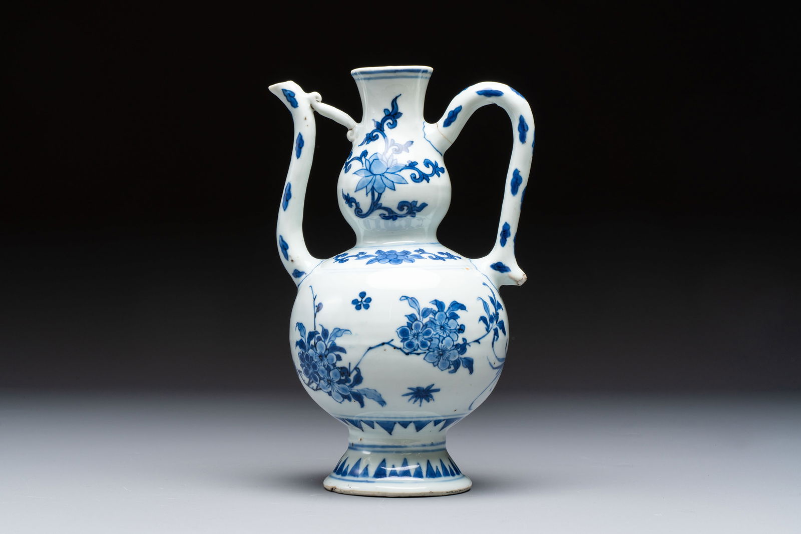 A Chinese blue and white 'Floral' ewer, Transitional period (1 of 7)