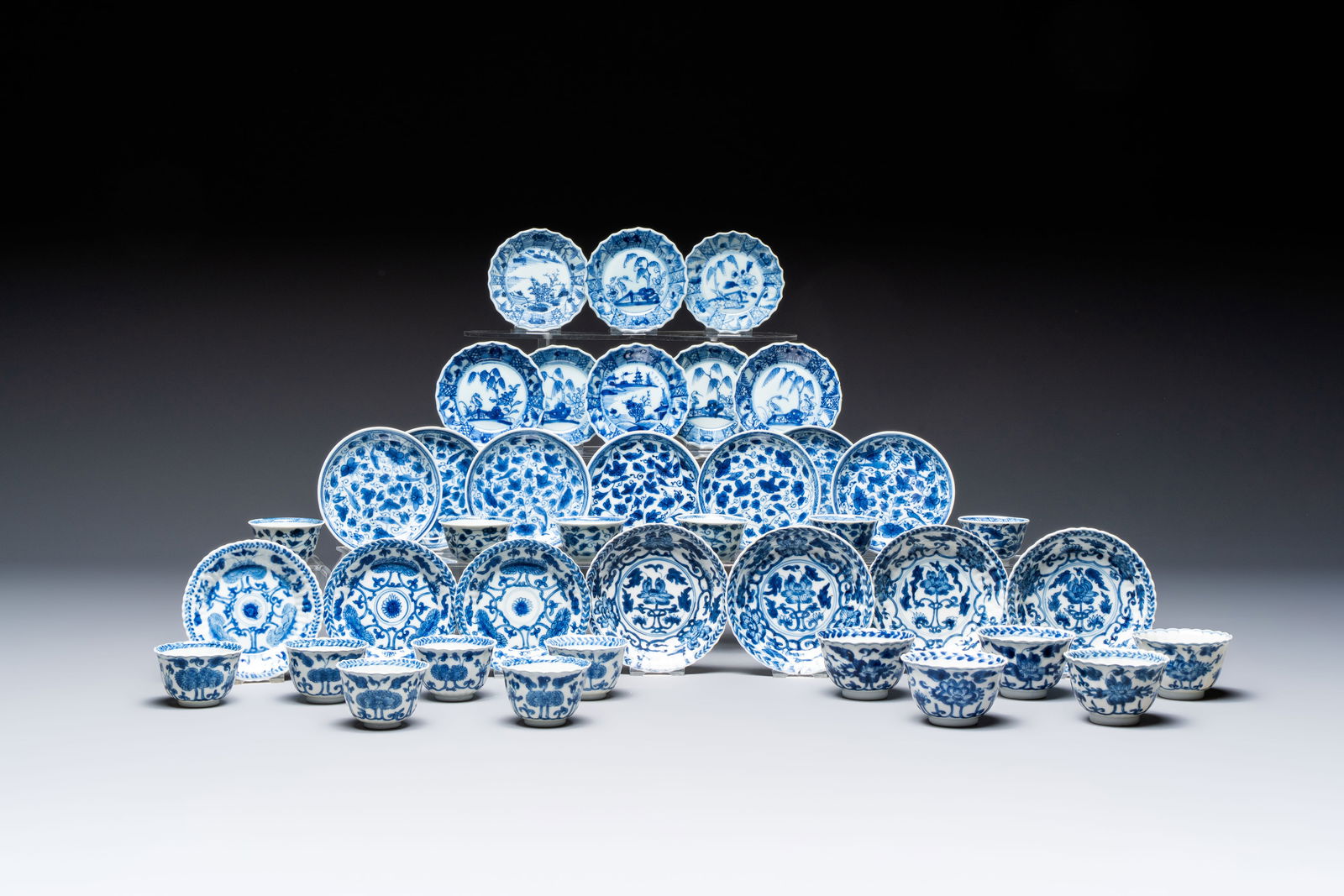 17 Chinese blue and white cups and 22 saucers, Kangxi/Yongzheng: 17 Chinese blue and white cups and 22 saucers, Kangxi/Yongzheng Dia.: 11,2 cm (the largest saucer) Dia.: 7,2 cm - H.: 4,5 cm (the largest cup) Dia.: 9,2 cm (the smallest saucer) Dia.: 5,5 cm - H.: 3,5