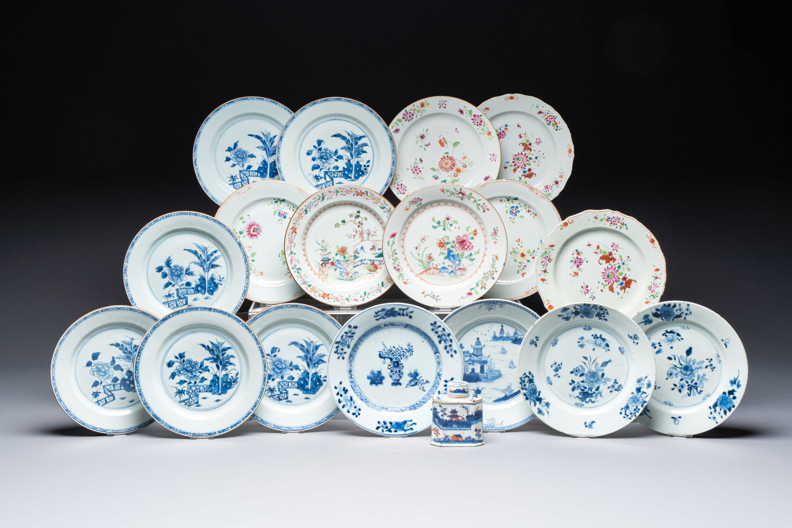 17 Chinese blue, white and famille rose plates and an Imari-style tea caddy, Kangxi/Qianlong (1 of 13)