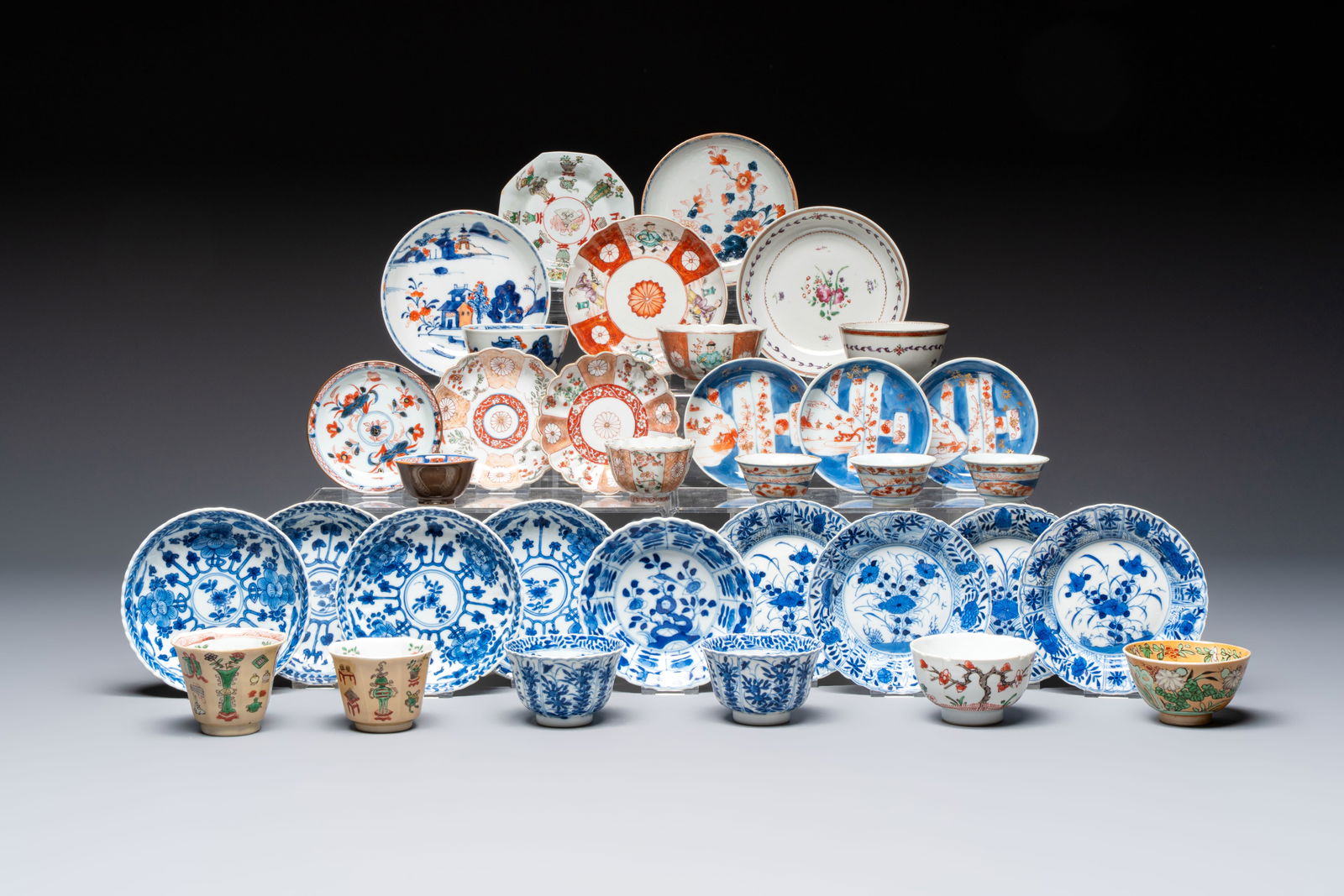 34 Chinese famille rose, verte, Imari-style and blue and white wares, Kangxi and later: 34 Chinese famille rose, verte, Imari-style and blue and white wares, Kangxi and later Dia.: 14,3 cm (the largest saucer) Dia.: 10,3 cm (the smallest saucer) Dia.: 9 cm - H.: 5 cm (the largest cup) Di