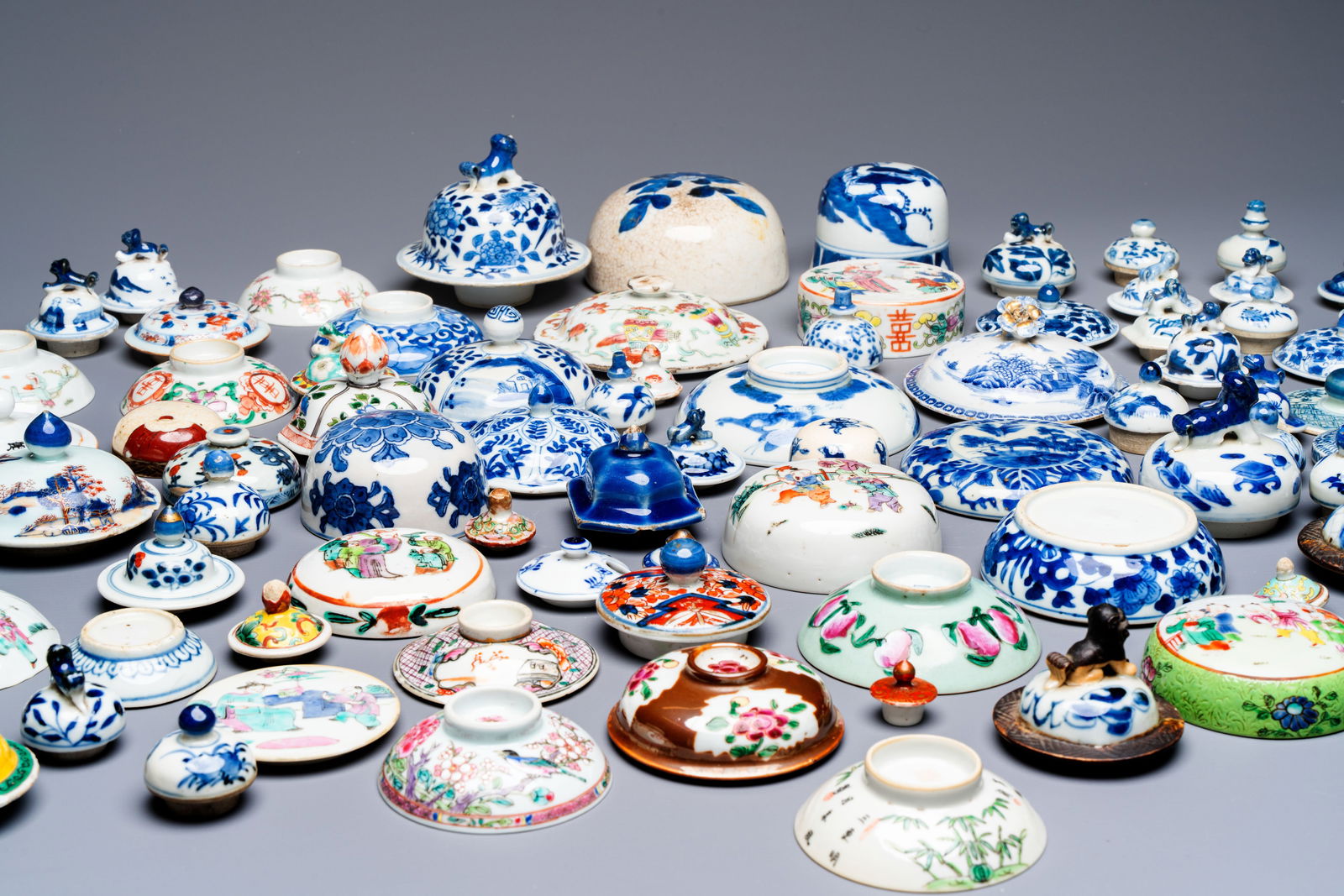 A large collection of 152 pieces, mainly Chinese porcelain covers, Kangxi and later (1 of 5)