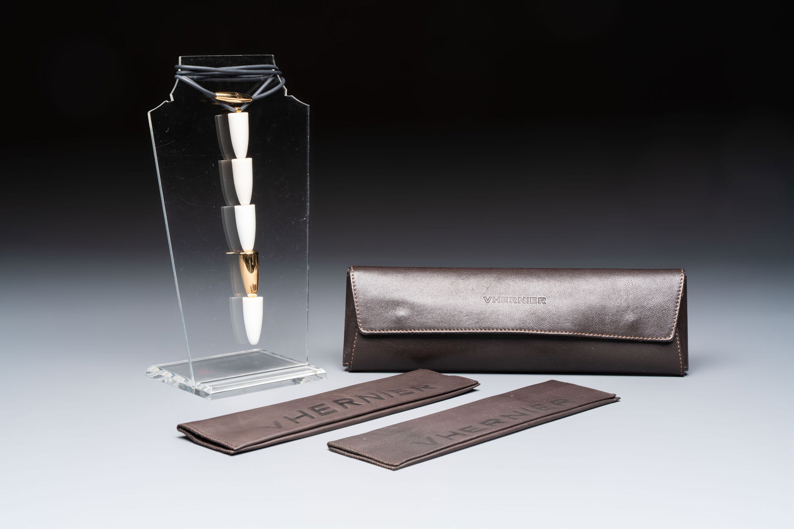 A Vhernier 'Calla' pendant necklace, 18kt gold and Kogolong, Italy, 21st C.: A Vhernier 'Calla' pendant necklace, 18kt gold and Kogolong, Italy, 21st C. L.: 17 cm (excl. hanger) L.: 53 cm (incl. hanger) Weight: 80 grams (incl. hanger) Provenance: - A private Belgian collection