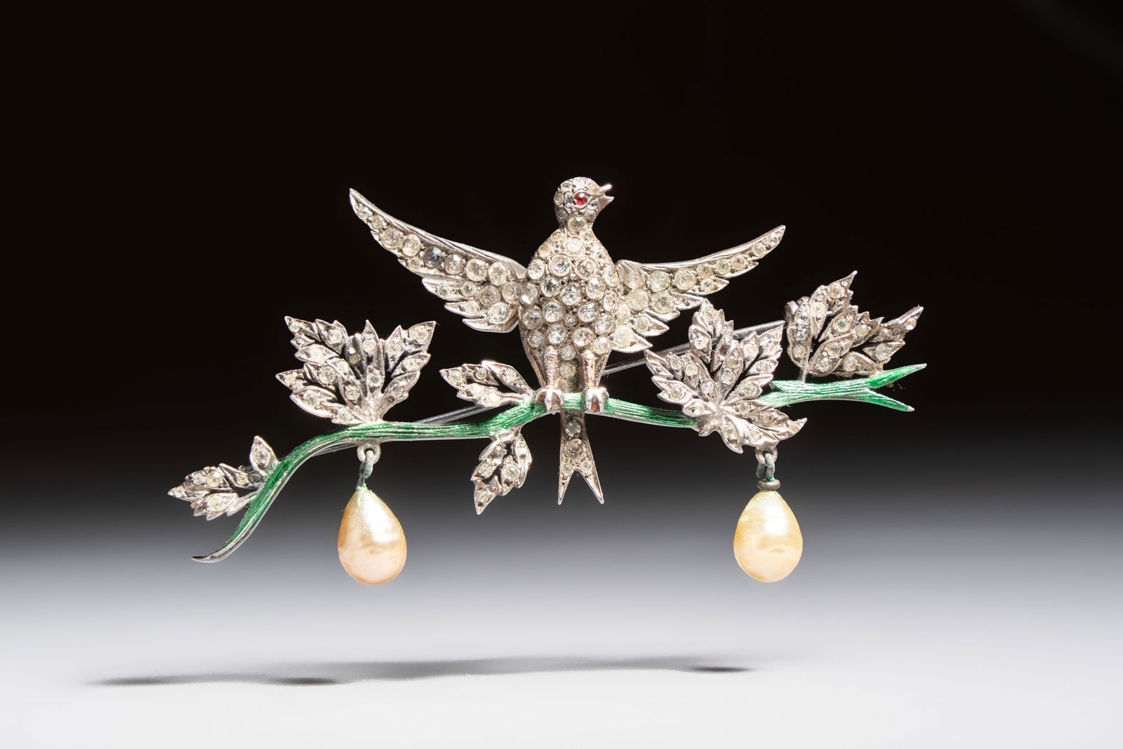 Roger Jean Pierre (ca. 1910 -1984) for Christian Dior: A rare silver 'En Tremblant' bird brooch with: Roger Jean Pierre (ca. 1910 -1984) for Christian Dior: A rare silver 'En Tremblant' bird brooch with enamel, paste and glass pearls, 1958 Dim.: 8,5 x 4 cm