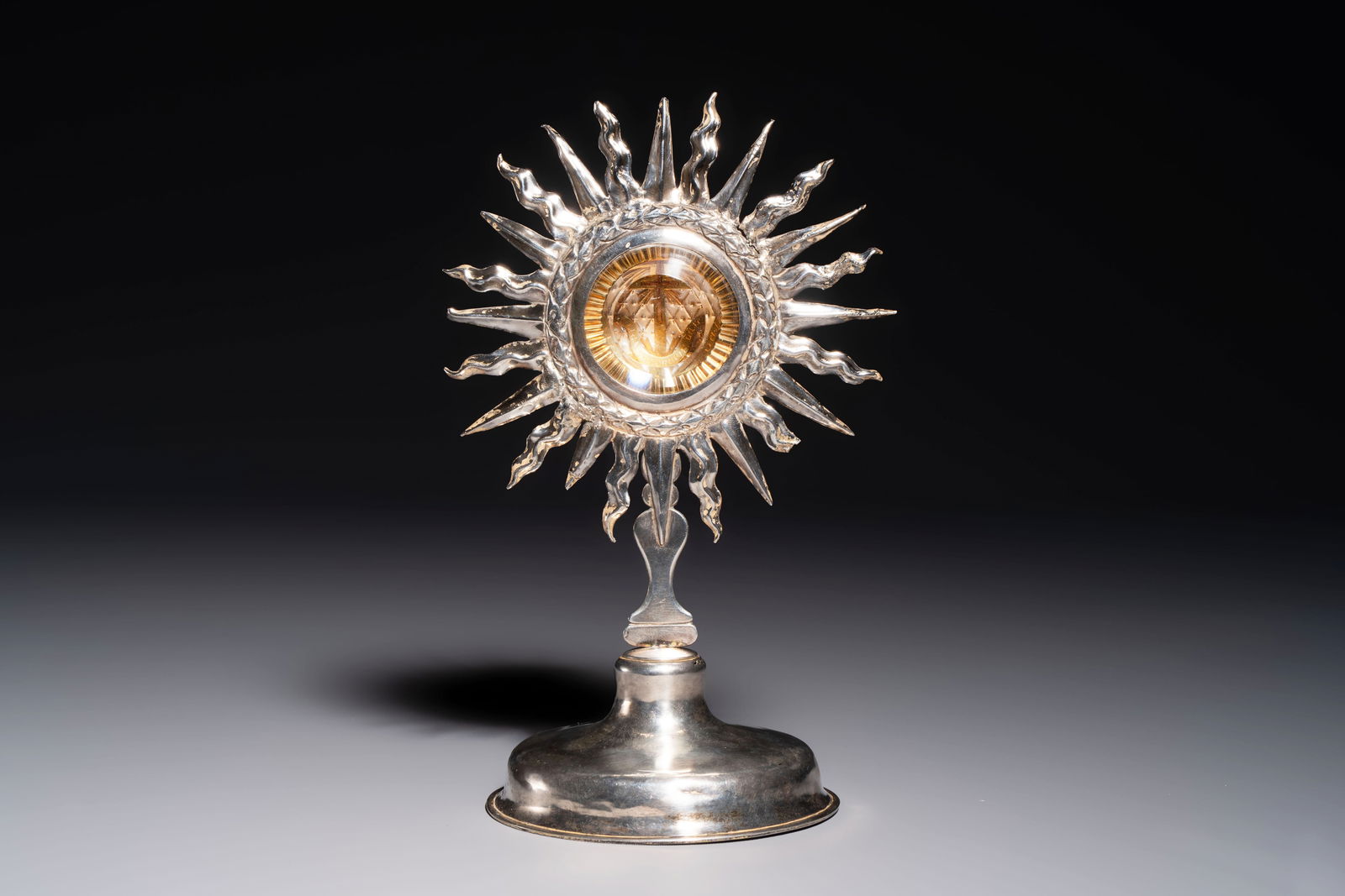 A silver 'Sunburst' reliquary monstrance with a sealed relic of the Cross, Flanders or France, 18th: A silver 'Sunburst' reliquary monstrance with a sealed relic of the Cross, Flanders or France, 18th C. H.: 19 cm Weight: 214 grams