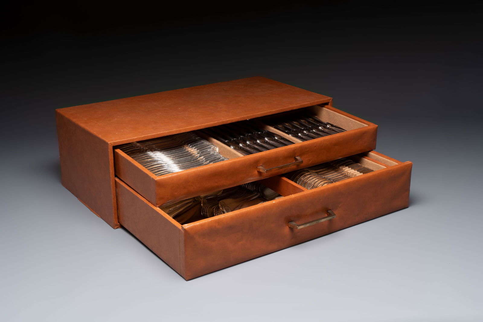 A French 111-piece silver-plated cutlery set, model Coquille, Christofle, 20th C.: A French 111-piece silver-plated cutlery set, model Coquille, Christofle, 20th C. Dim.: 56 x 30 x 18 cm (the box) L.: 24 cm (the tallest) L.: 14 cm (the smallest) Weight: approx. 8 kilograms, excl. bo