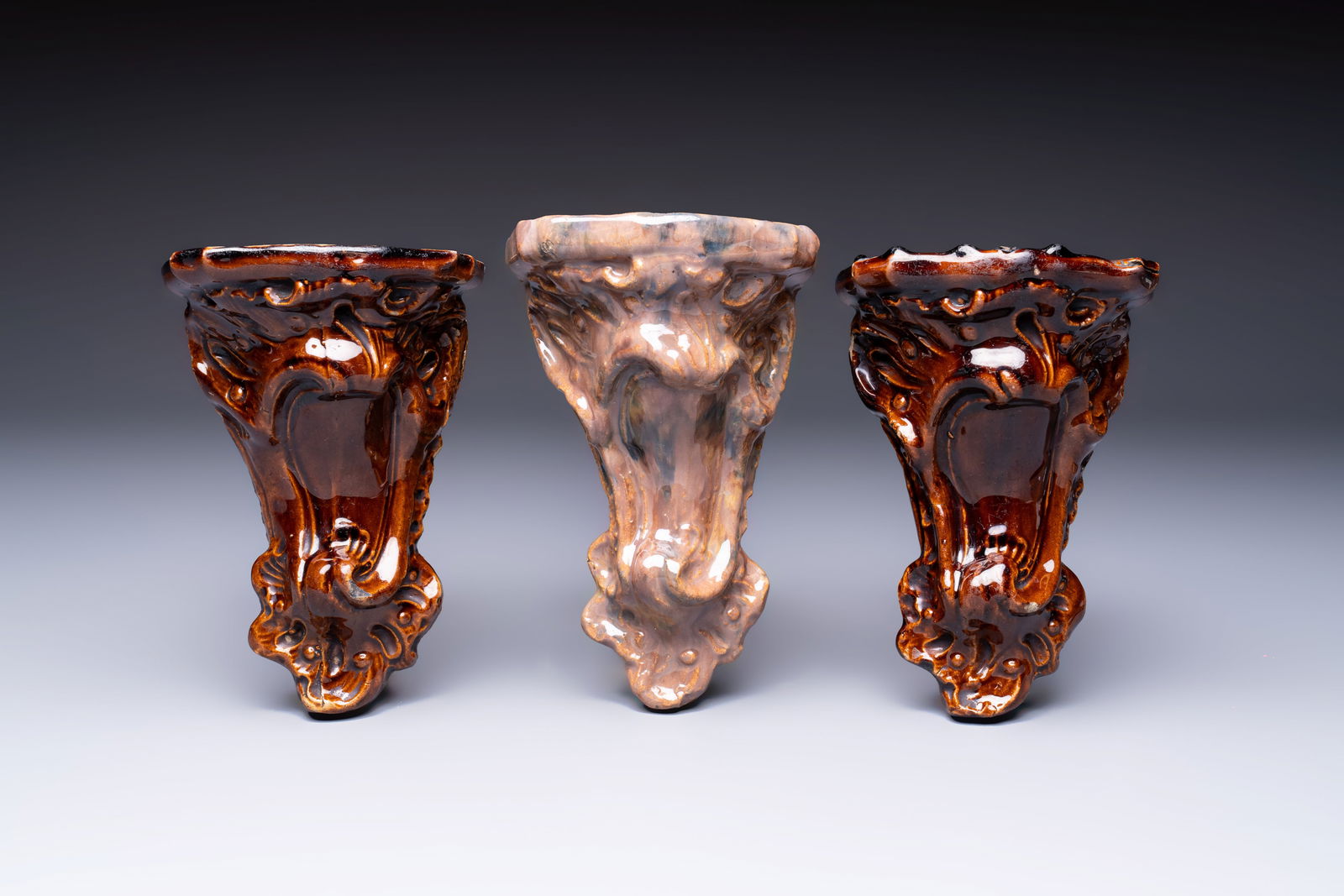 Three rare Bruges faience 'Faux Marble' and brown-glazed wall consoles, Pulinckx workshop, 18th C.: Three rare Bruges faience 'Faux Marble' and brown-glazed wall consoles, Pulinckx workshop, 18th C. H.: 16,5 cm