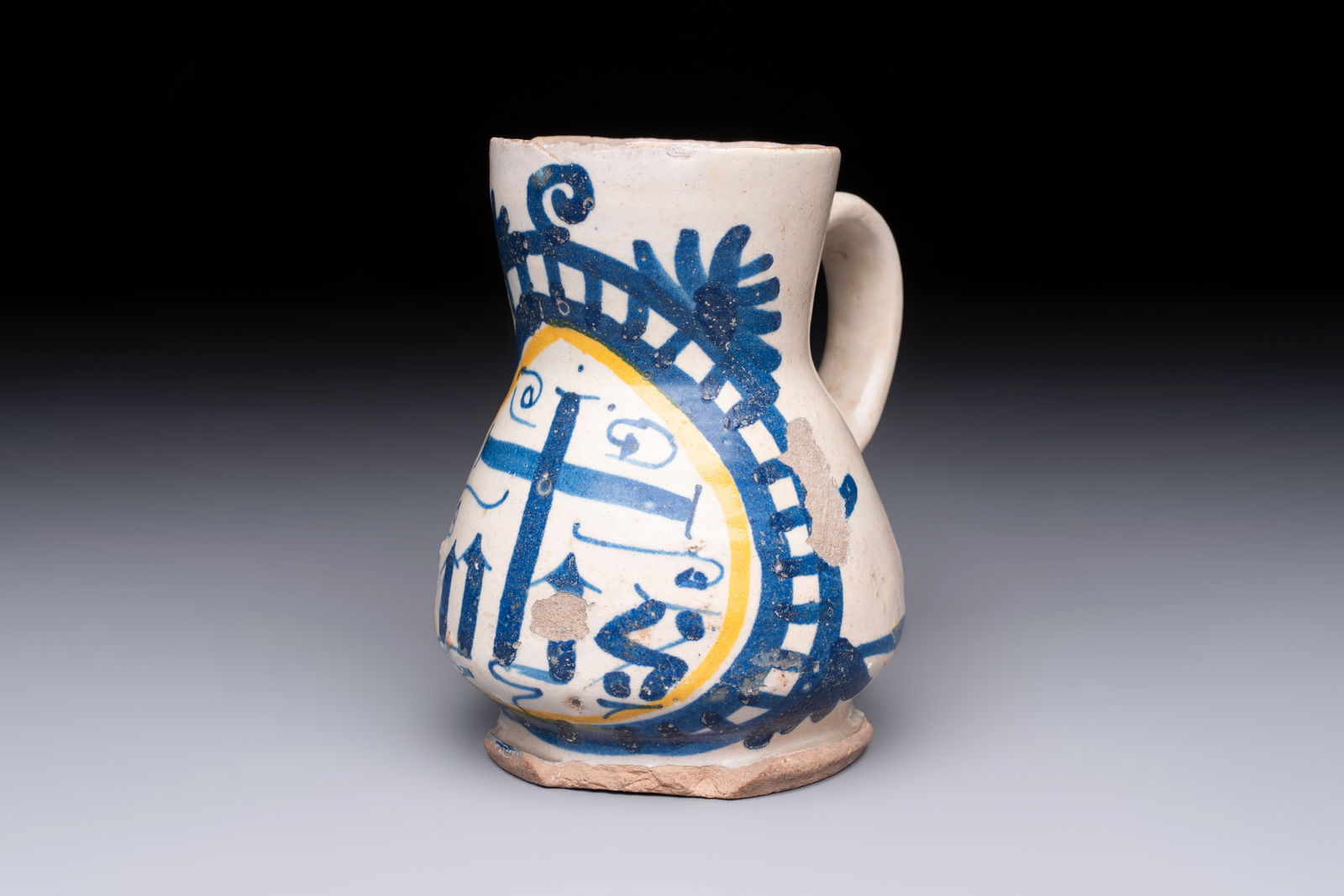 A very rare polychrome Antwerp maiolica 'IHS' jug, 16th C. (1 of 7)