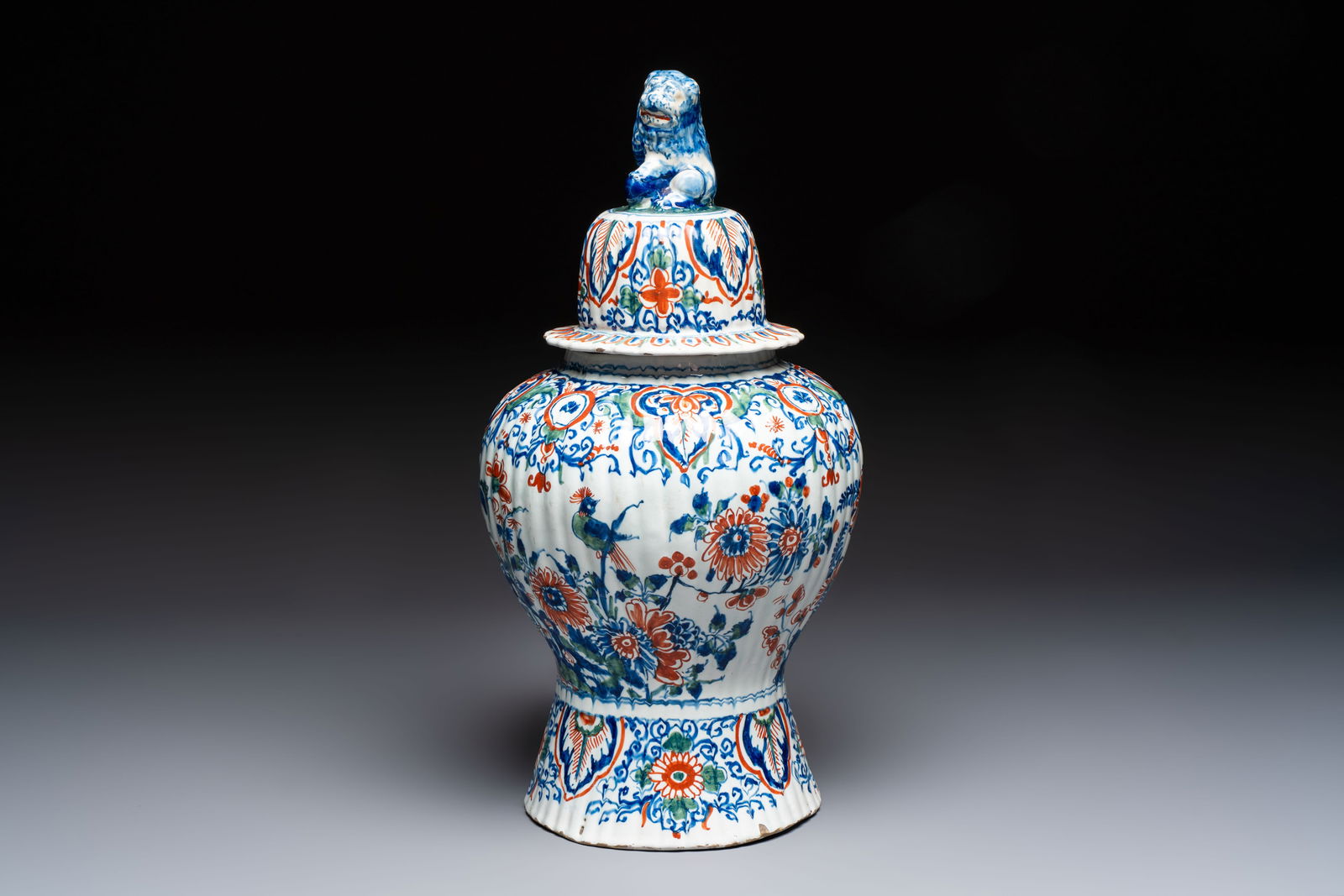 A large ribbed Dutch Delft cashmere palette vase, 18th C.: A large ribbed Dutch Delft cashmere palette vase, 18th C. H.: 44,5 cm (incl. cover)