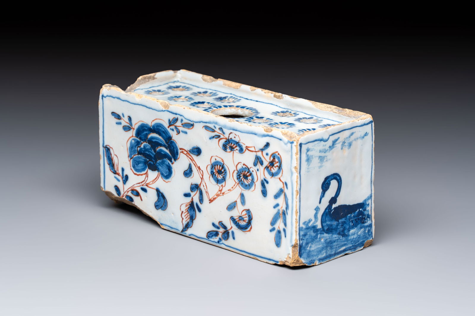 A blue, white and iron-red decorated English Delftware flower brick vase, 18th C. (1 of 8)