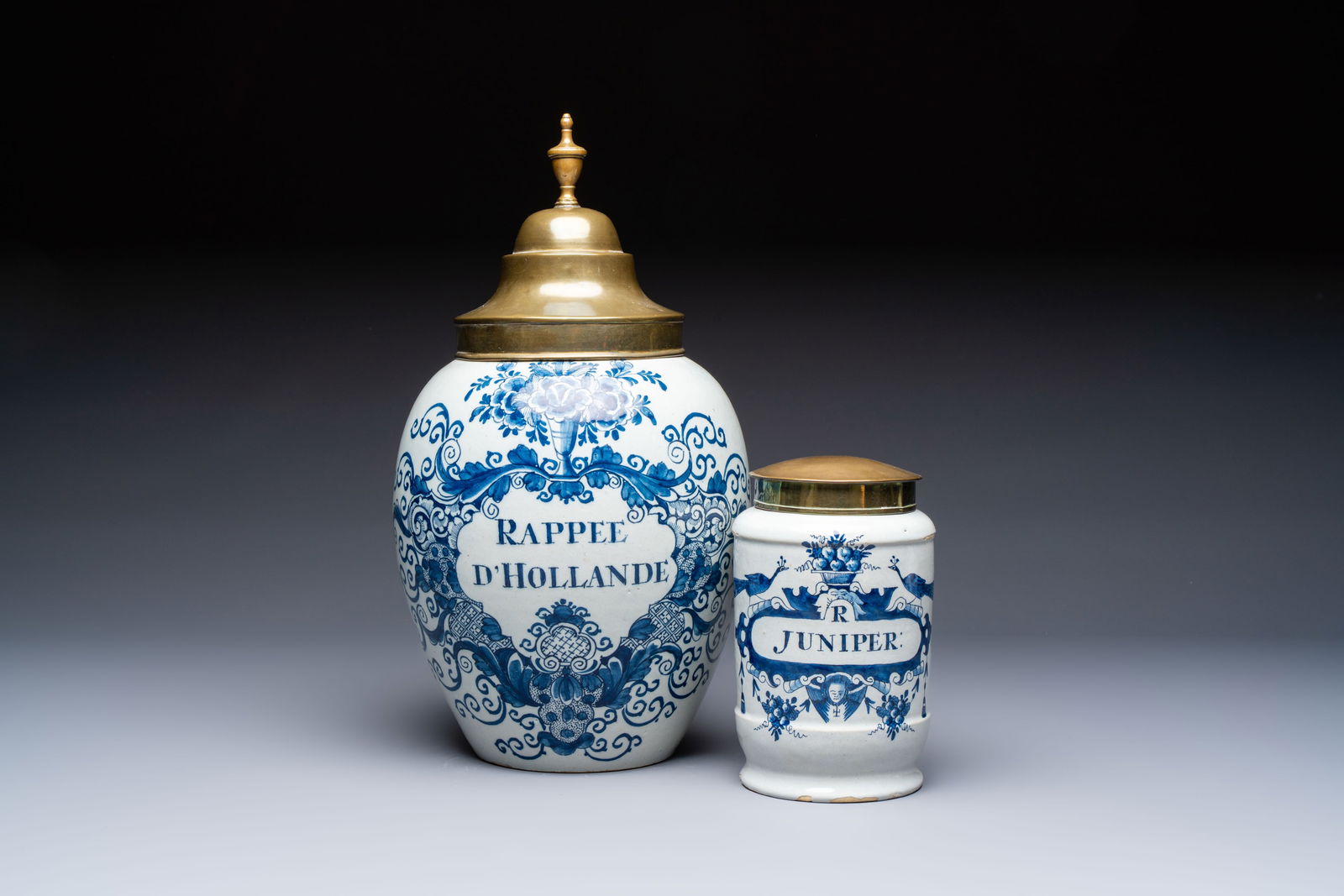 A blue and white Dutch Delft tobacco jar and a drug jar with brass lids, 18th C. (1 of 14)