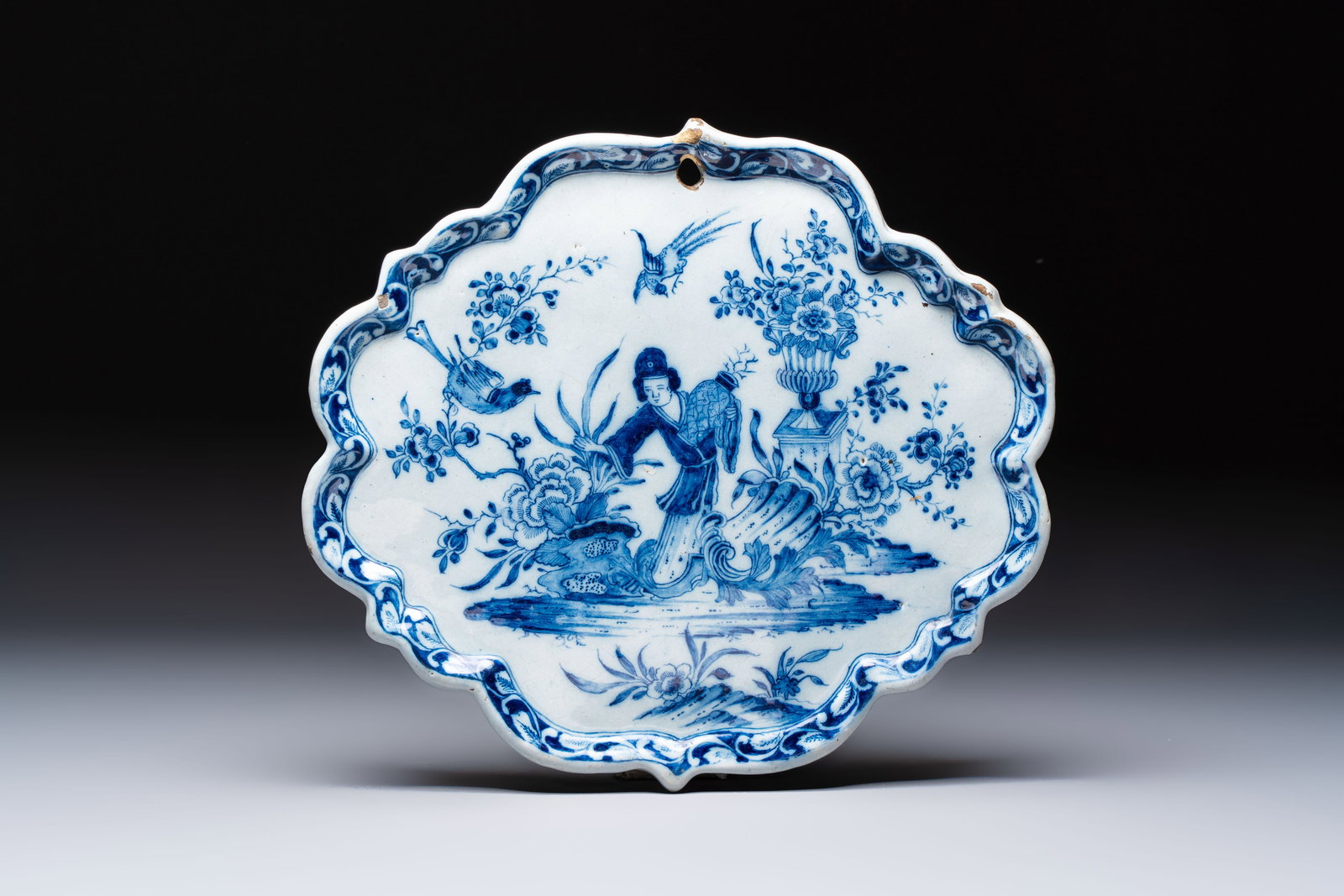 A blue and white Dutch Delft 'Chinoiserie' plaque with an elegant lady, 18th C. (1 of 2)