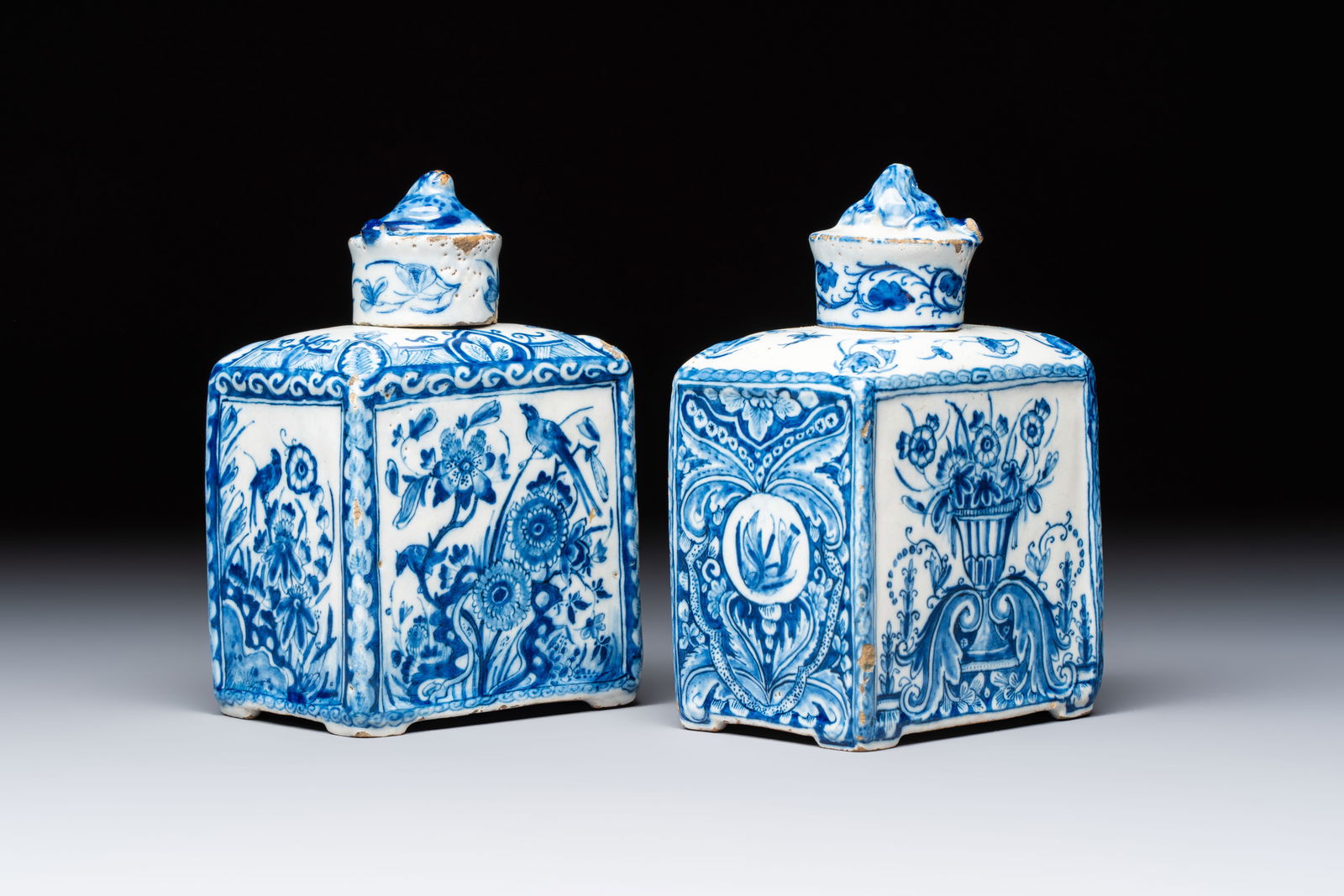 A pair of blue and white Dutch Delft square tea caddies and covers, 18th C.: A pair of blue and white Dutch Delft square tea caddies and covers, 18th C. H.: 12,5 cm (incl. covers)