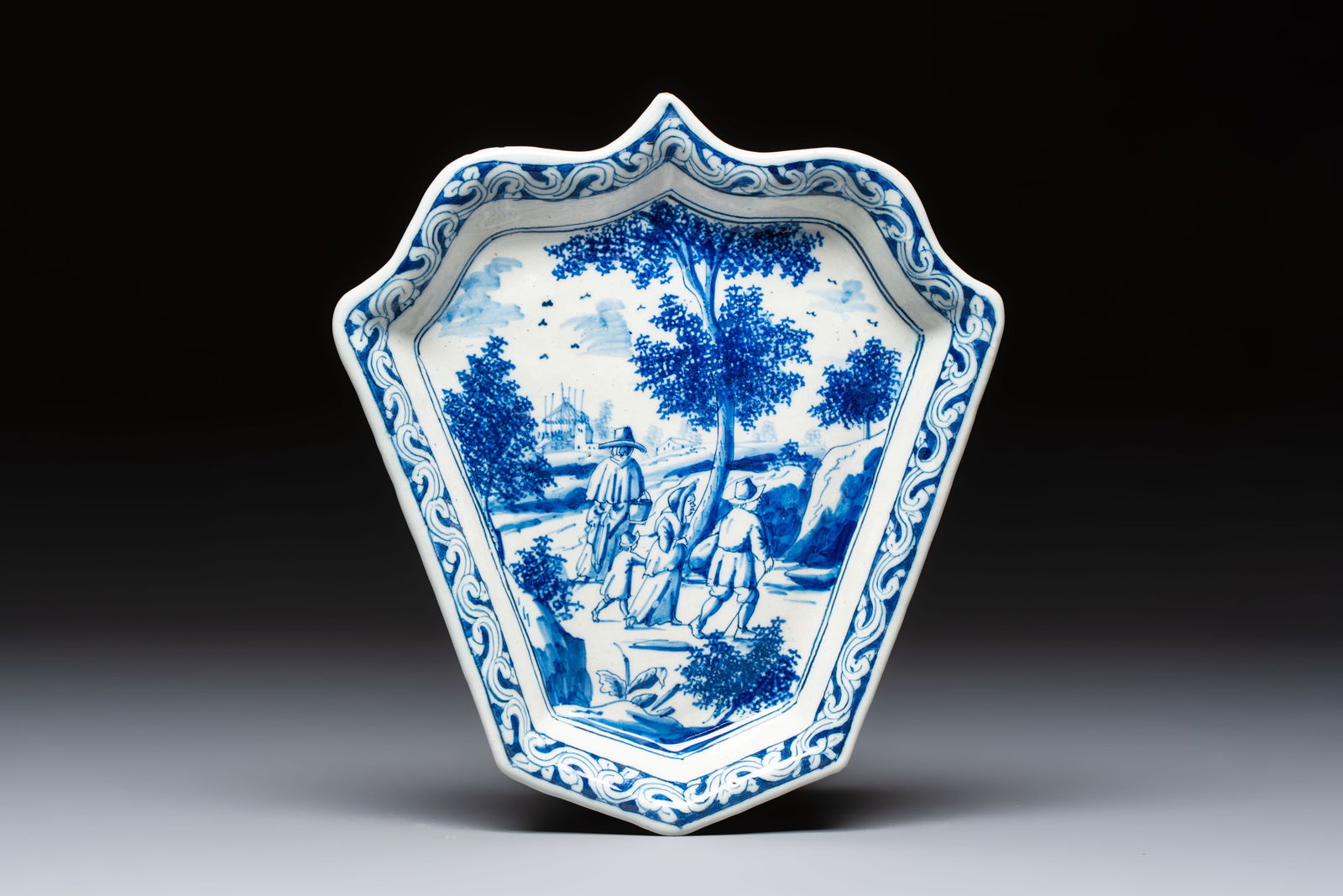 A fine blue and white Dutch Delft leaf-shaped dish with travellers in a landscape, early 18th C.: A fine blue and white Dutch Delft leaf-shaped dish with travellers in a landscape, early 18th C. Dim.: 22,8 x 20,5 cm