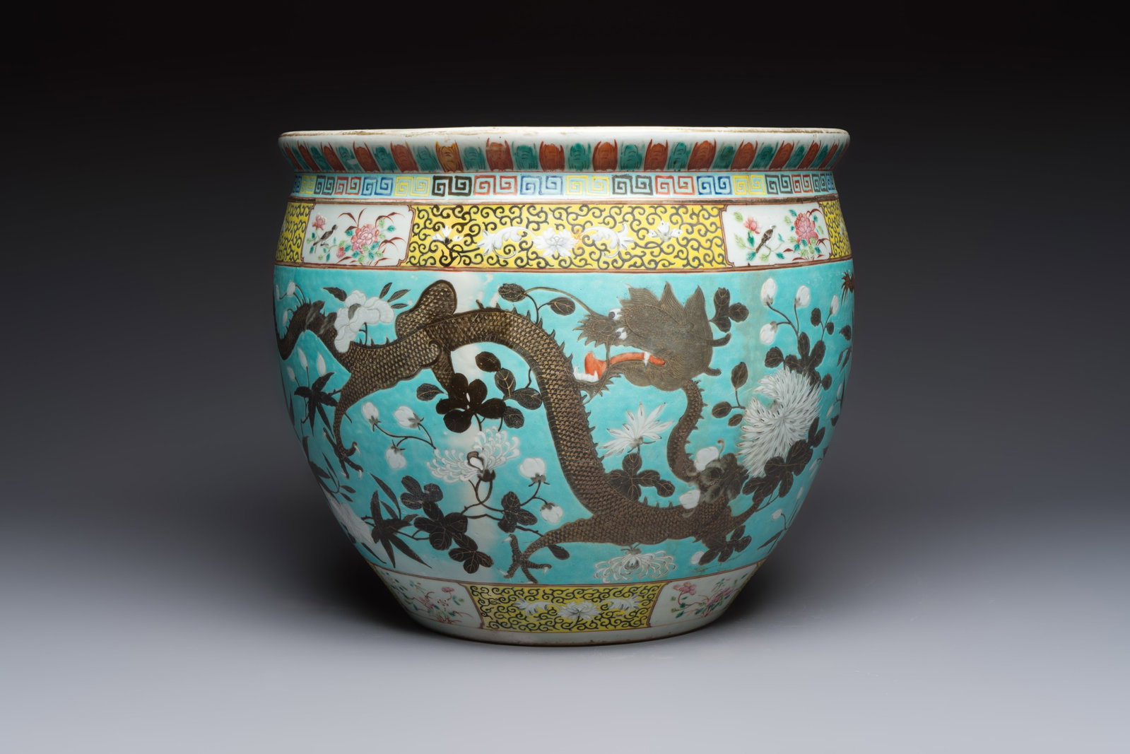 A Chinese famille rose turquoise-ground Dayazhai-style 'Dragons' fish bowl or jardinière, 19th C.: A Chinese famille rose turquoise-ground Dayazhai-style 'Dragons' fish bowl or jardinière, 19th C. Dia.: 40,6 cm - H.: 35,2 cm
