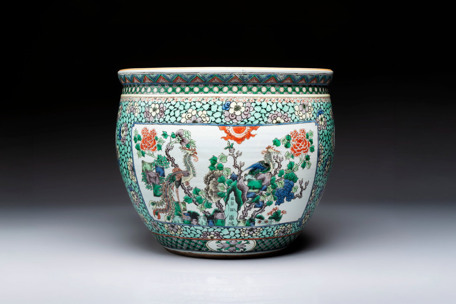 A Chinese famille verte 'Phoenixes and Mountainous Landscape' fish bowl or jardinière, 19th C.: A Chinese famille verte 'Phoenixes and Mountainous Landscape' fish bowl or jardinière, 19th C. Dia.: 36,5 cm - H.: 30,3 cm