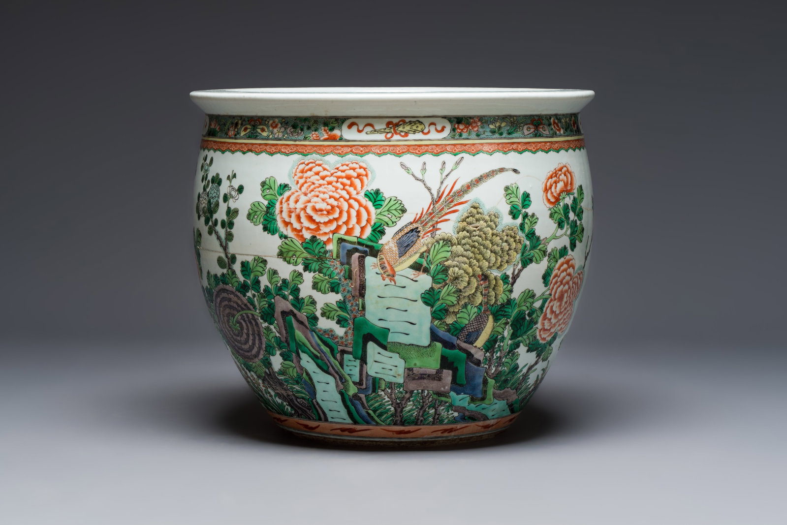 A Chinese famille verte 'Birds among Flowering Branches' fish bowl or jardinière, 19th C.: A Chinese famille verte 'Birds among Flowering Branches' fish bowl or jardinière, 19th C. Dia.: 47,3 cm - H.: 40,1 cm