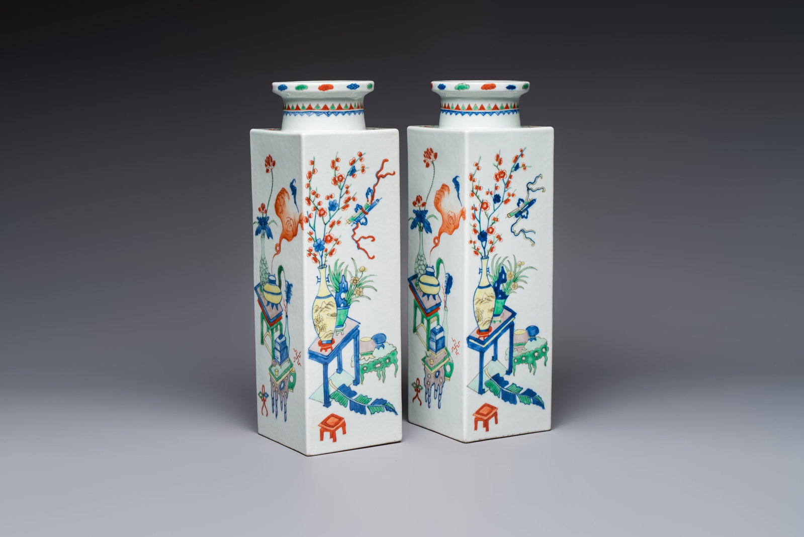A pair of Chinese famille verte 'Antiquities' square vases, 19th C. (1 of 7)