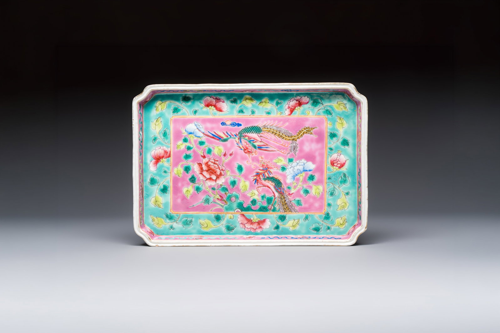 A Chinese famille rose 'Phoenixes and Peonies' tray for the Straits or Peranakan market, 19th C.: A Chinese famille rose 'Phoenixes and Peonies' tray for the Straits or Peranakan market, 19th C. Dim.: 25,5 x 18 x 2,3 cm