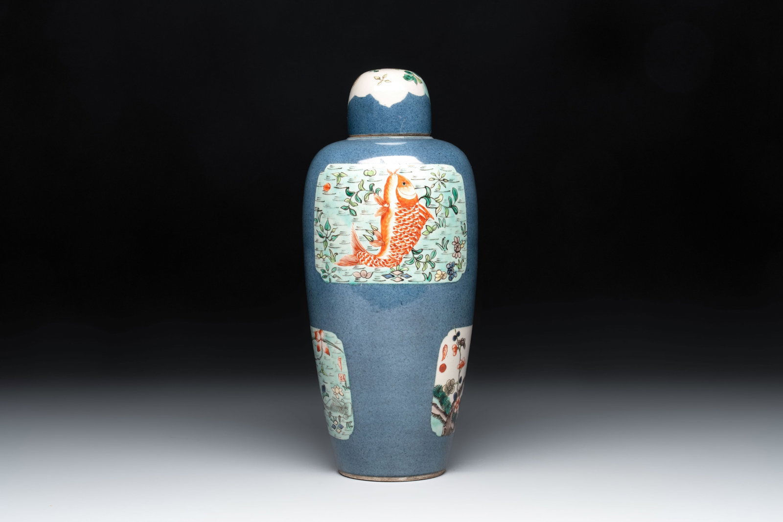 A Chinese famille verte powder-blue-ground 'Fish and Bird' vase and cover, 19th C.: A Chinese famille verte powder-blue-ground 'Fish and Bird' vase and cover, 19th C. H.: 28,7 cm (incl. cover)