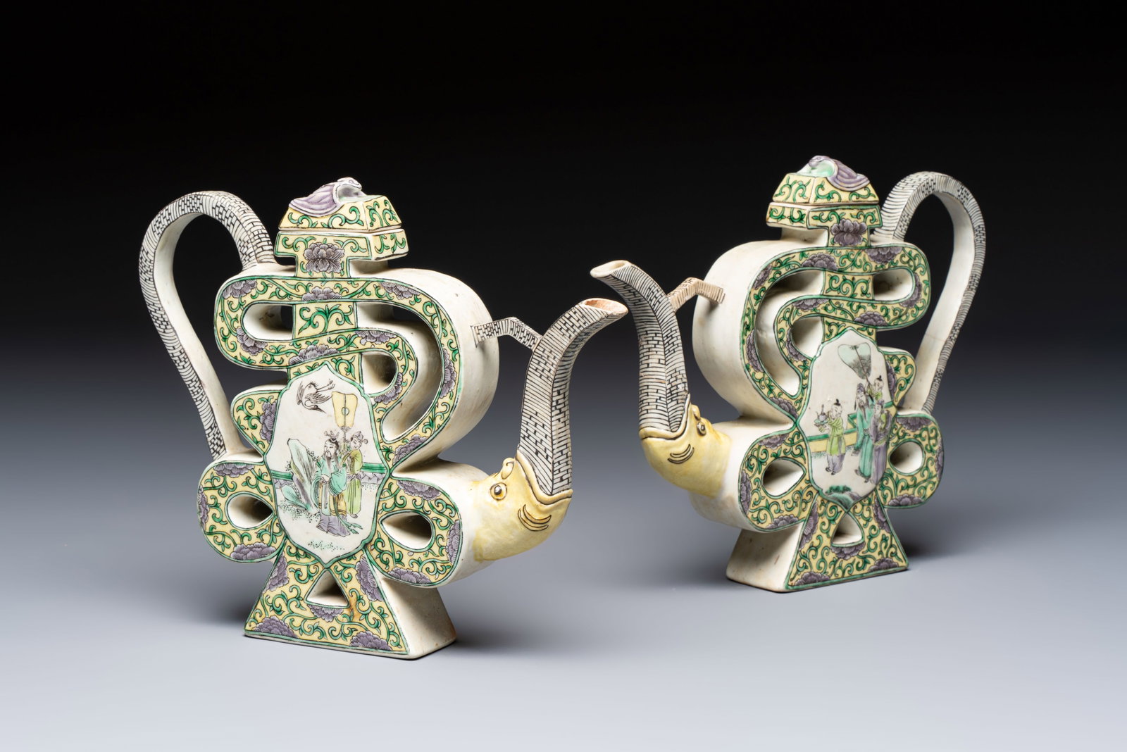 A pair of Chinese verte biscuit 'Shou' wine ewers, 19th C. (1 of 8)