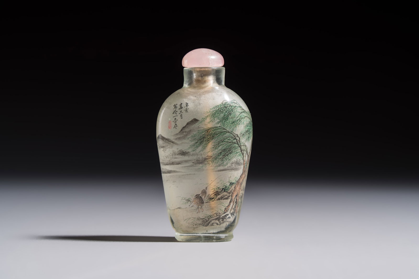 A Chinese inside-painted glass snuff bottle with two men wearing straw raincoats, dated 1911: A Chinese inside-painted glass snuff bottle with two men wearing straw raincoats, dated 1911 H.: 7 cm (incl. stopper)