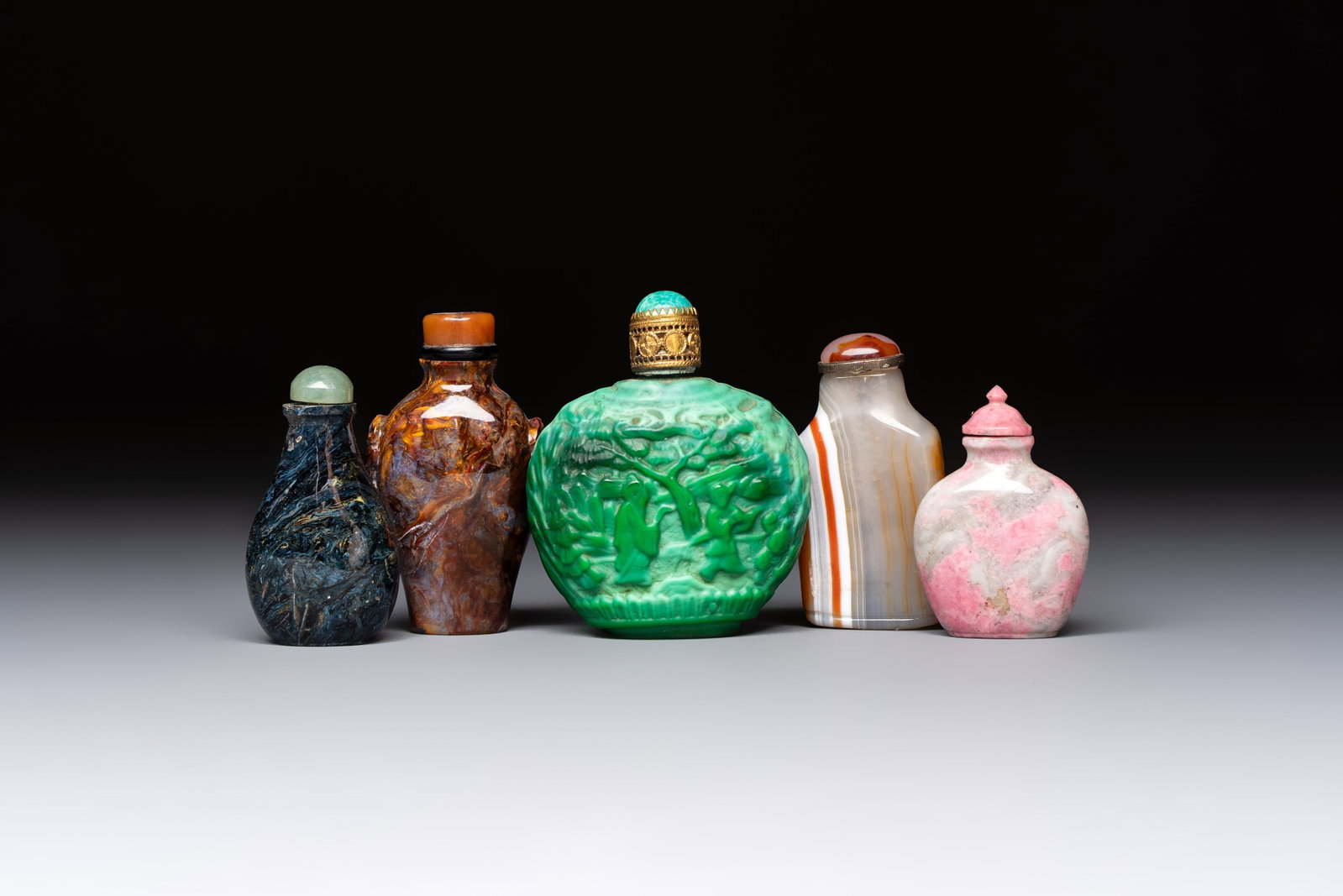 Five Chinese hardstone and glass snuff bottles, 20th C. (1 of 6)