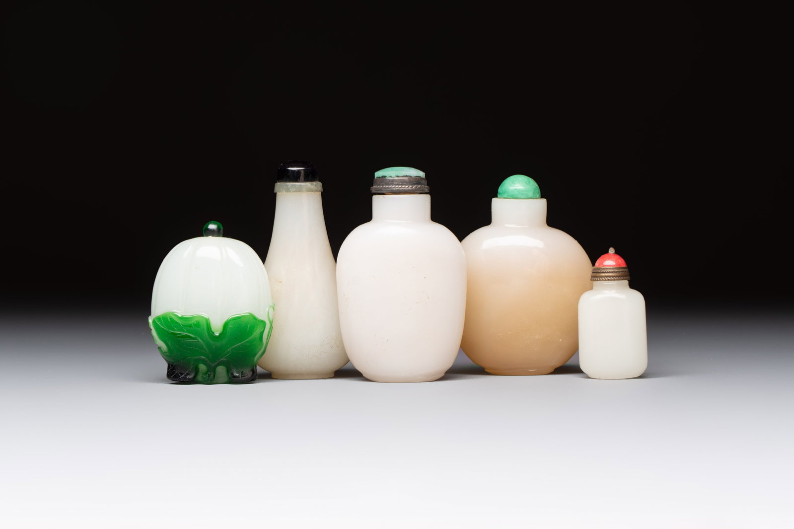 Five Chinese white jade and glass snuff bottles, 19/20th C.: Five Chinese white jade and glass snuff bottles, 19/20th C. H.: 7,1 cm (the tallest, incl. stopper) H.: 4,2 cm (the smallest, incl. stopper) Weight: 86,59 grams (the jade snuff bottles with the purple