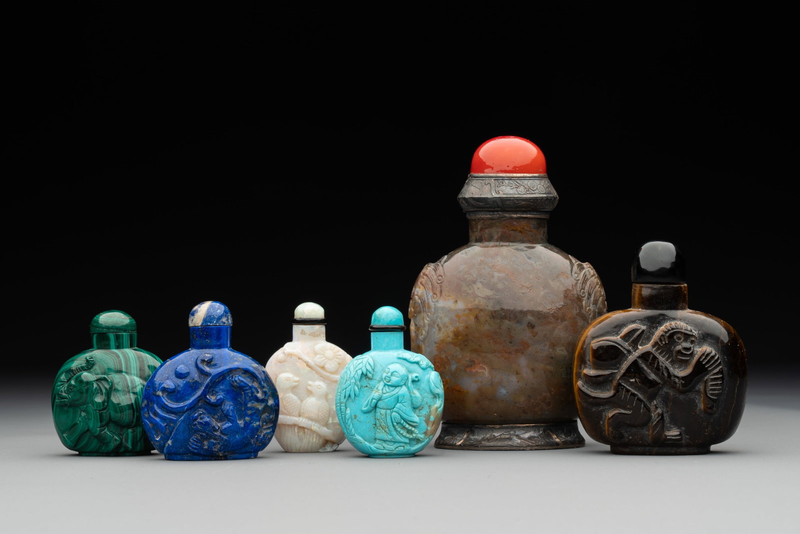 Six various Chinese carved hardstone snuff bottles, 19/20th C. (1 of 13)