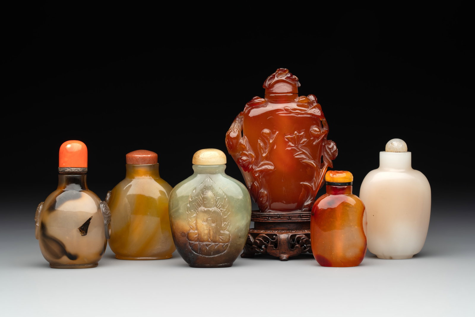 Six various Chinese agate, jade and glass snuff bottles, 19/20th C. (1 of 14)